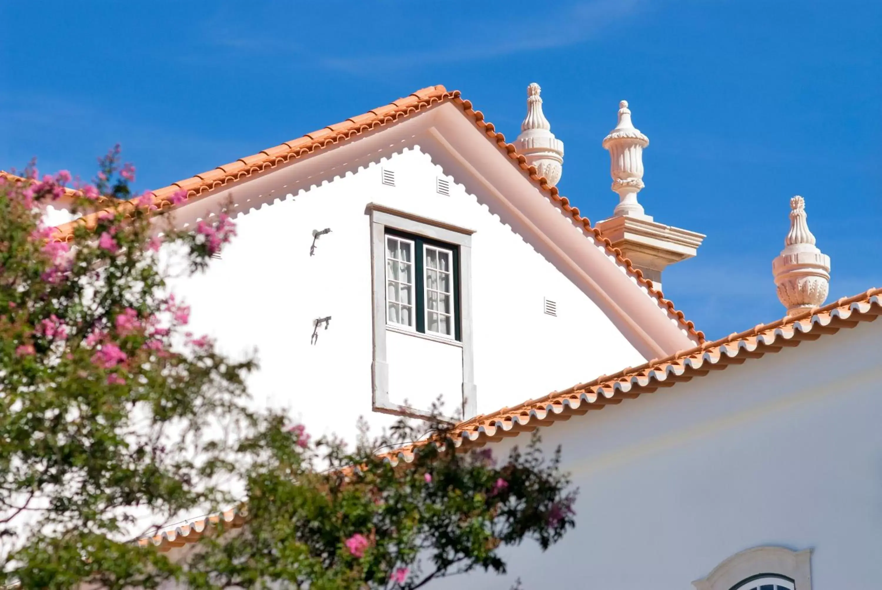 Facade/entrance, Property Building in Octant Lousa