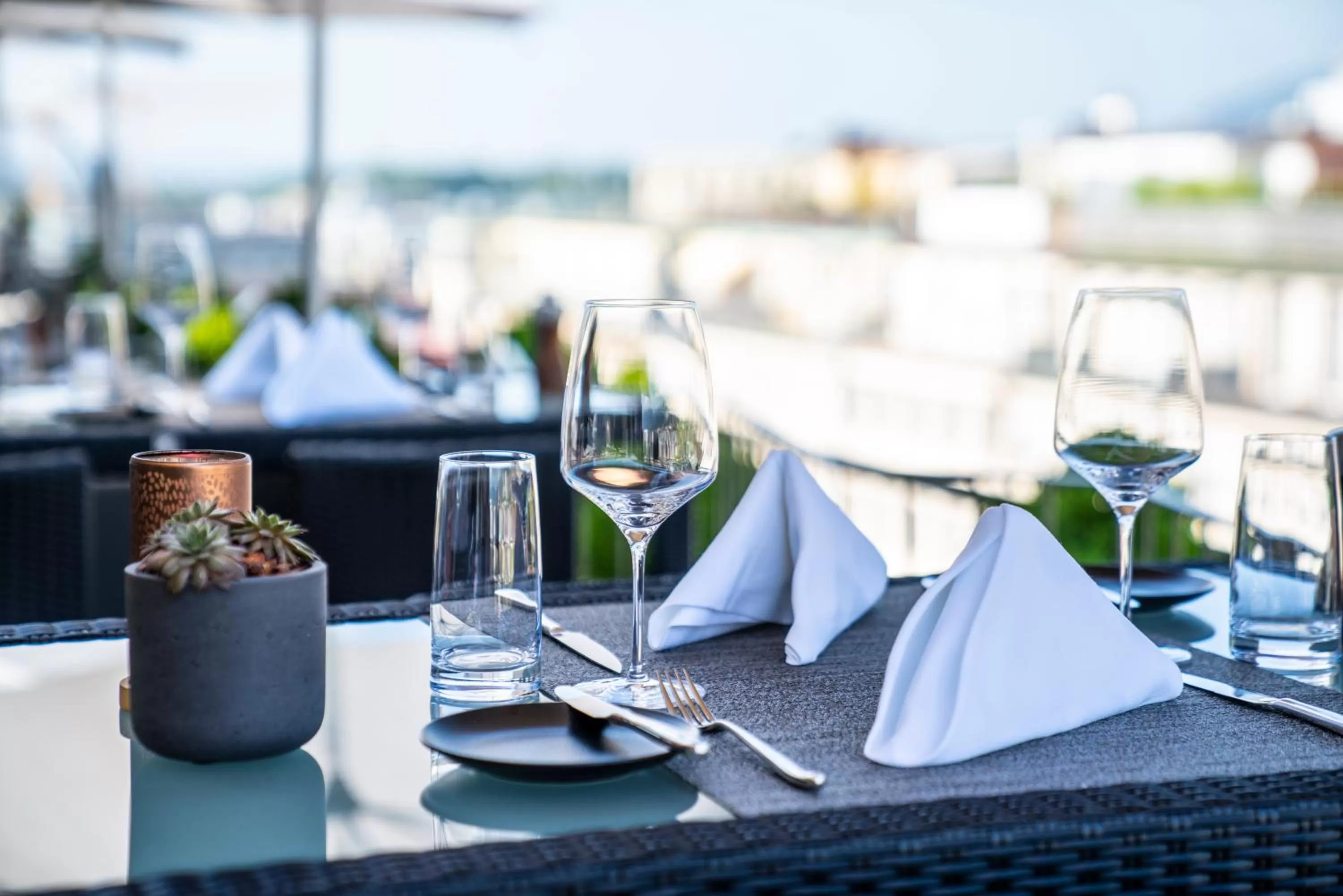 Restaurant/places to eat in GLANDON Rooms Elite