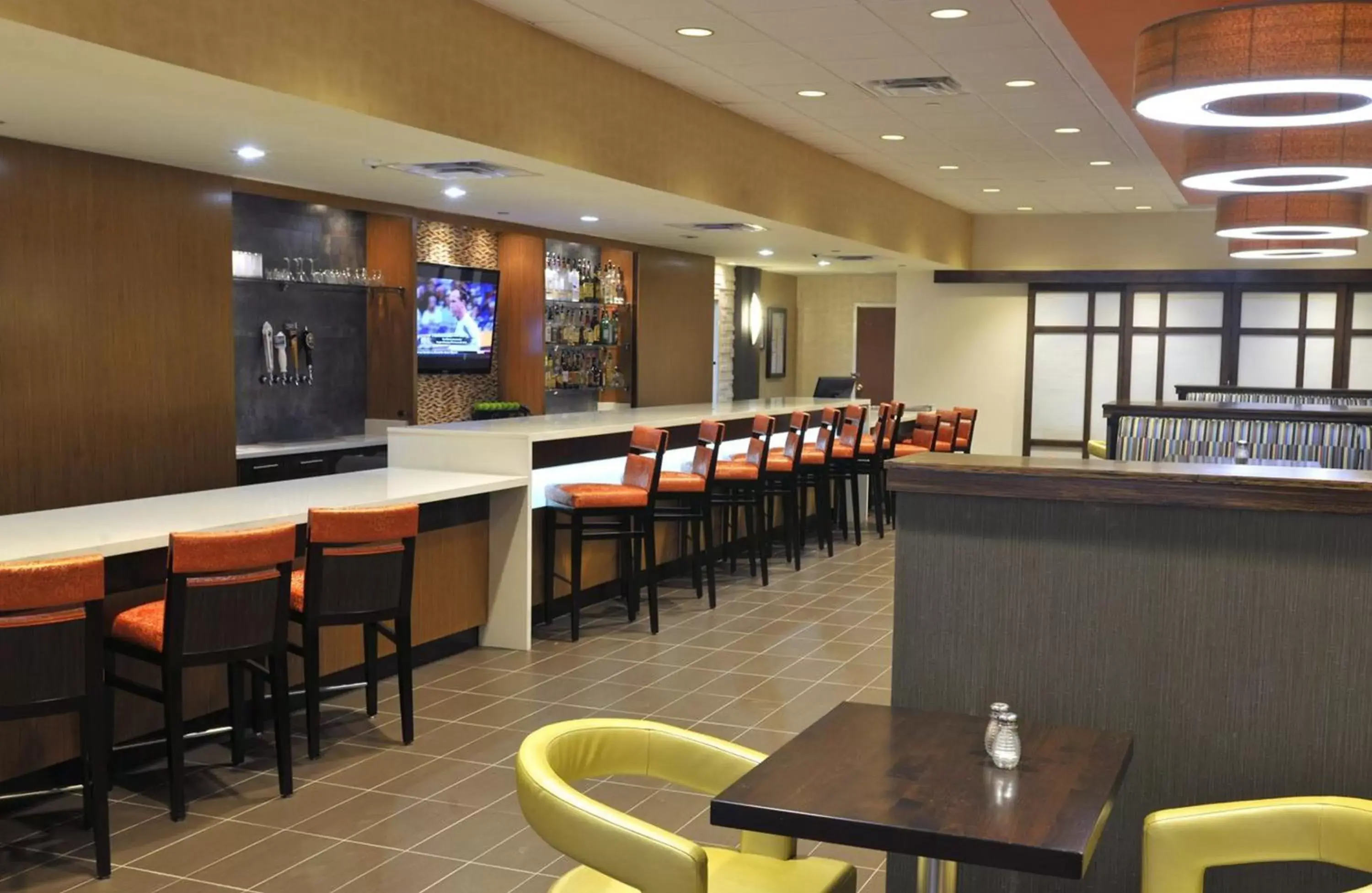 Restaurant/places to eat, Lounge/Bar in Holiday Inn and Suites Charleston West, an IHG Hotel