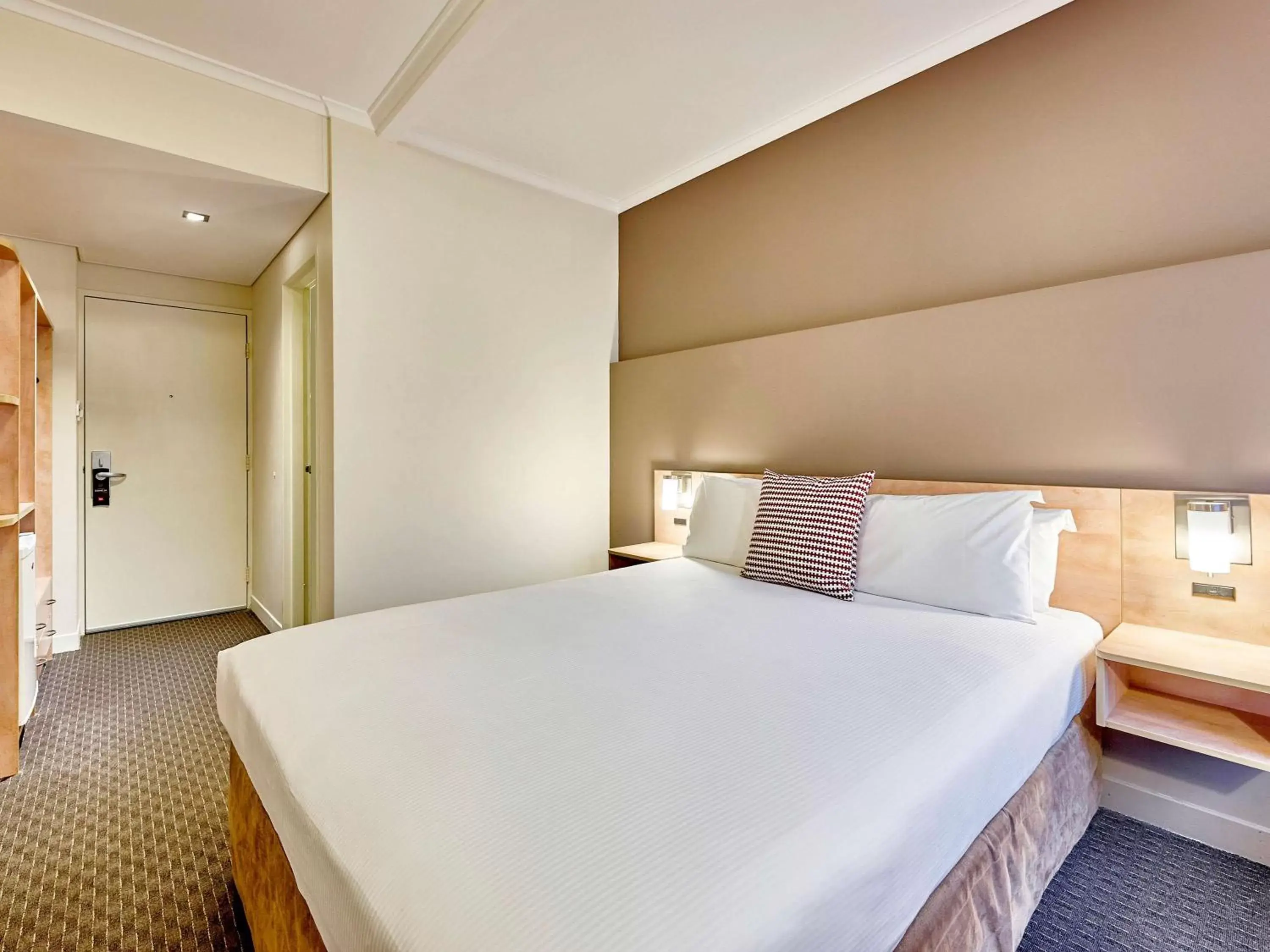 Photo of the whole room, Bed in ibis Perth