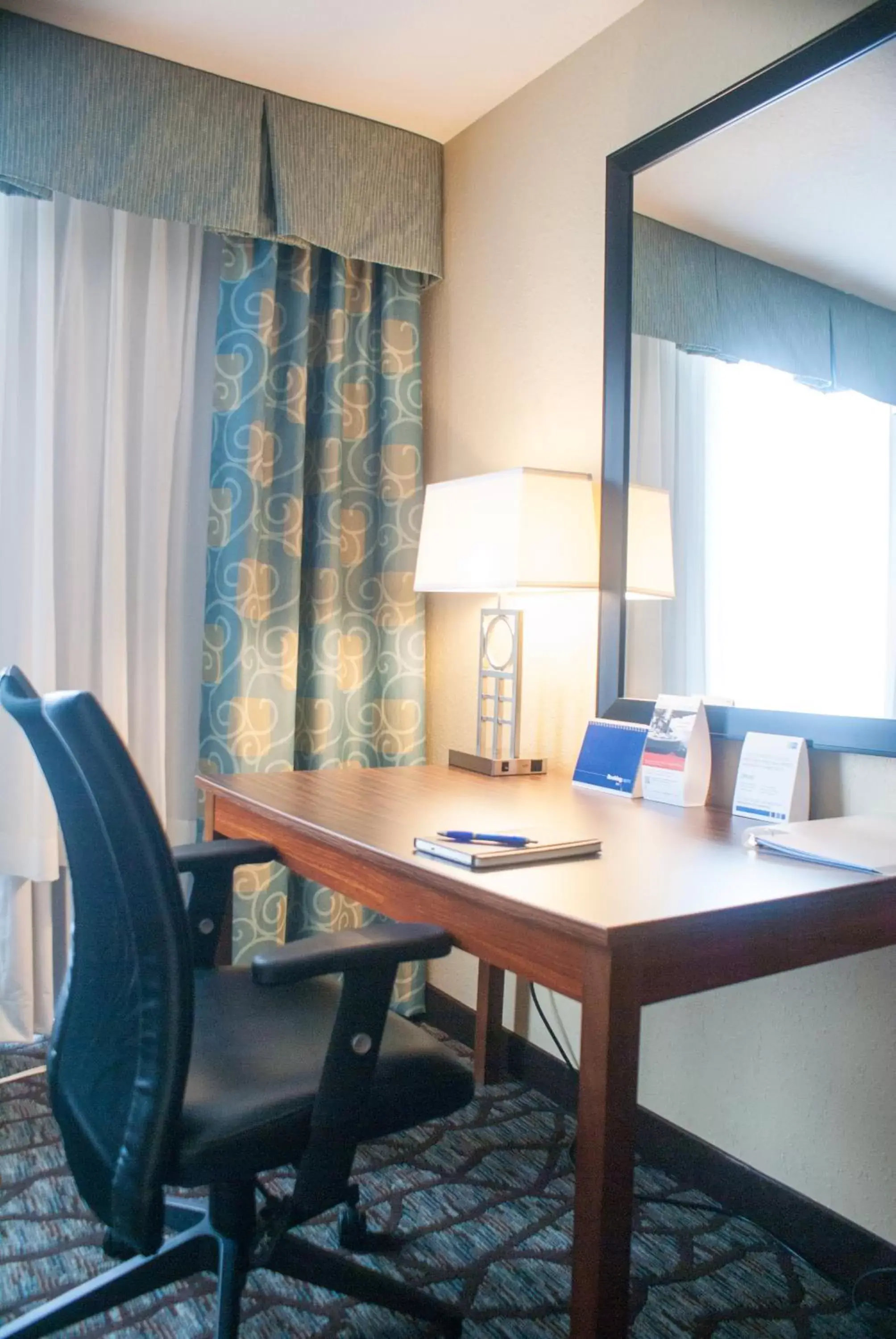 Seating area in Holiday Inn Express & Suites Jacksonville South - I-295, an IHG Hotel