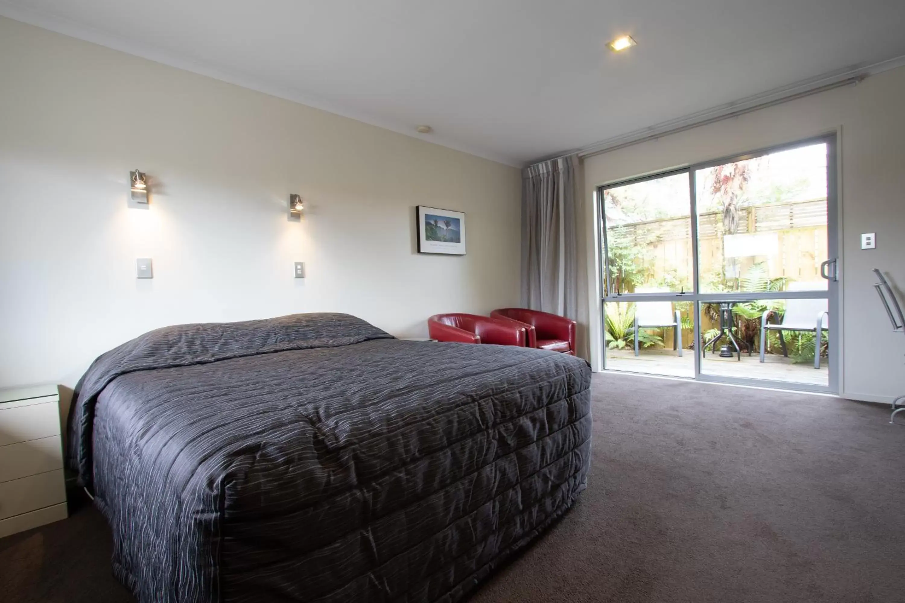 Bed in Annabelle Motel Bed in Annabelle Motel