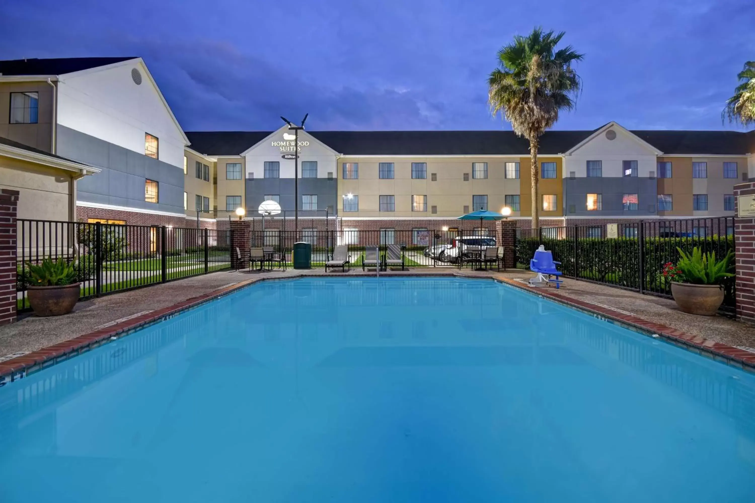 Property building, Swimming Pool in Homewood Suites By Hilton HOU Intercontinental Airport