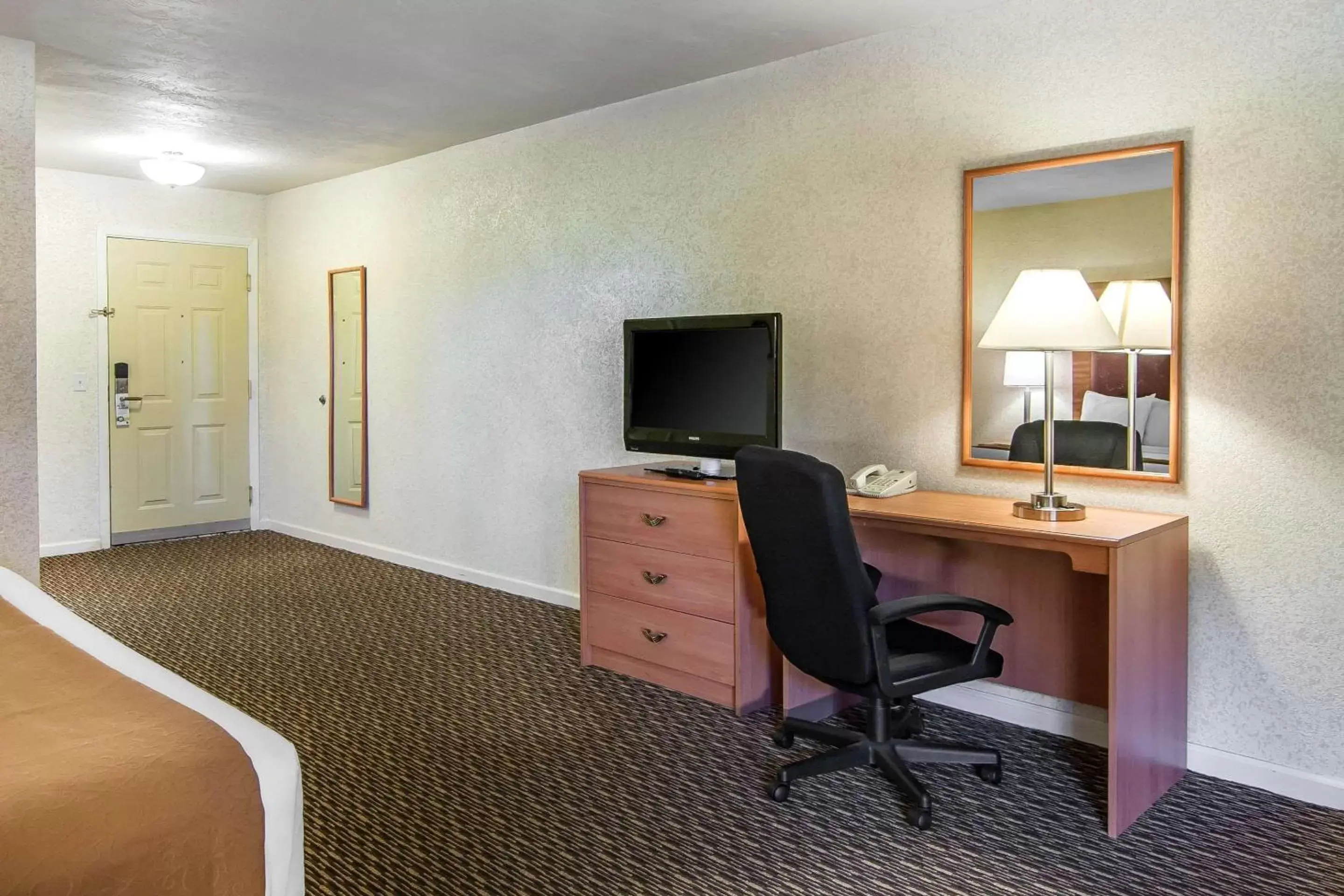 Photo of the whole room, TV/Entertainment Center in Quality Inn & Suites at Coos Bay