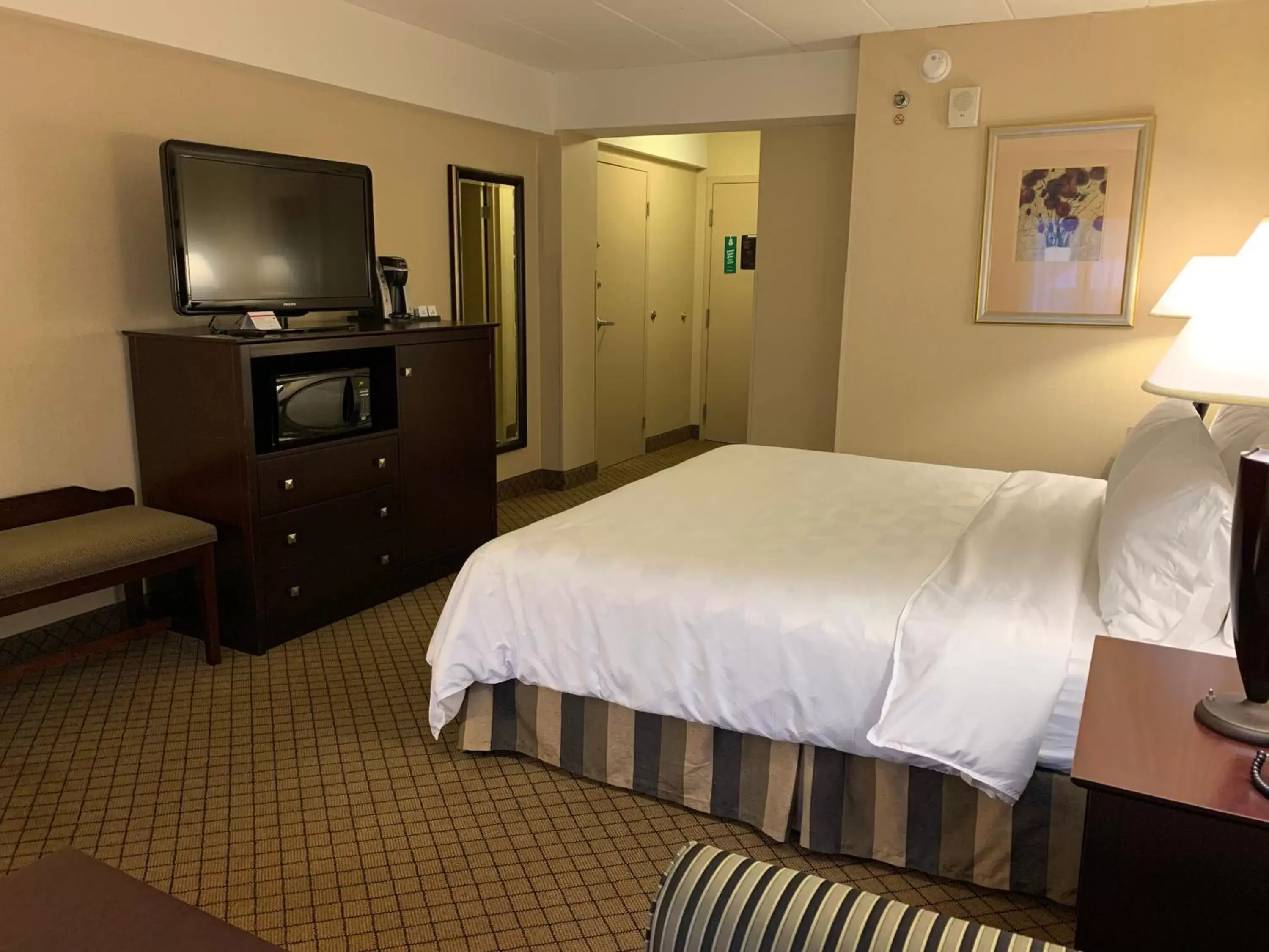 Photo of the whole room, Bed in Holiday Inn Johnstown-Downtown, an IHG Hotel