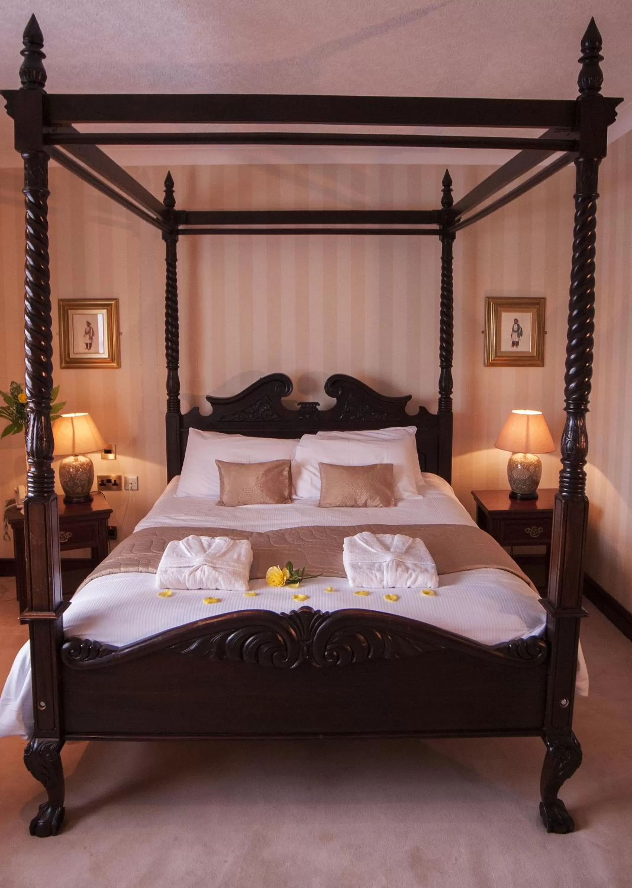 Bed in Seven Oaks Hotel