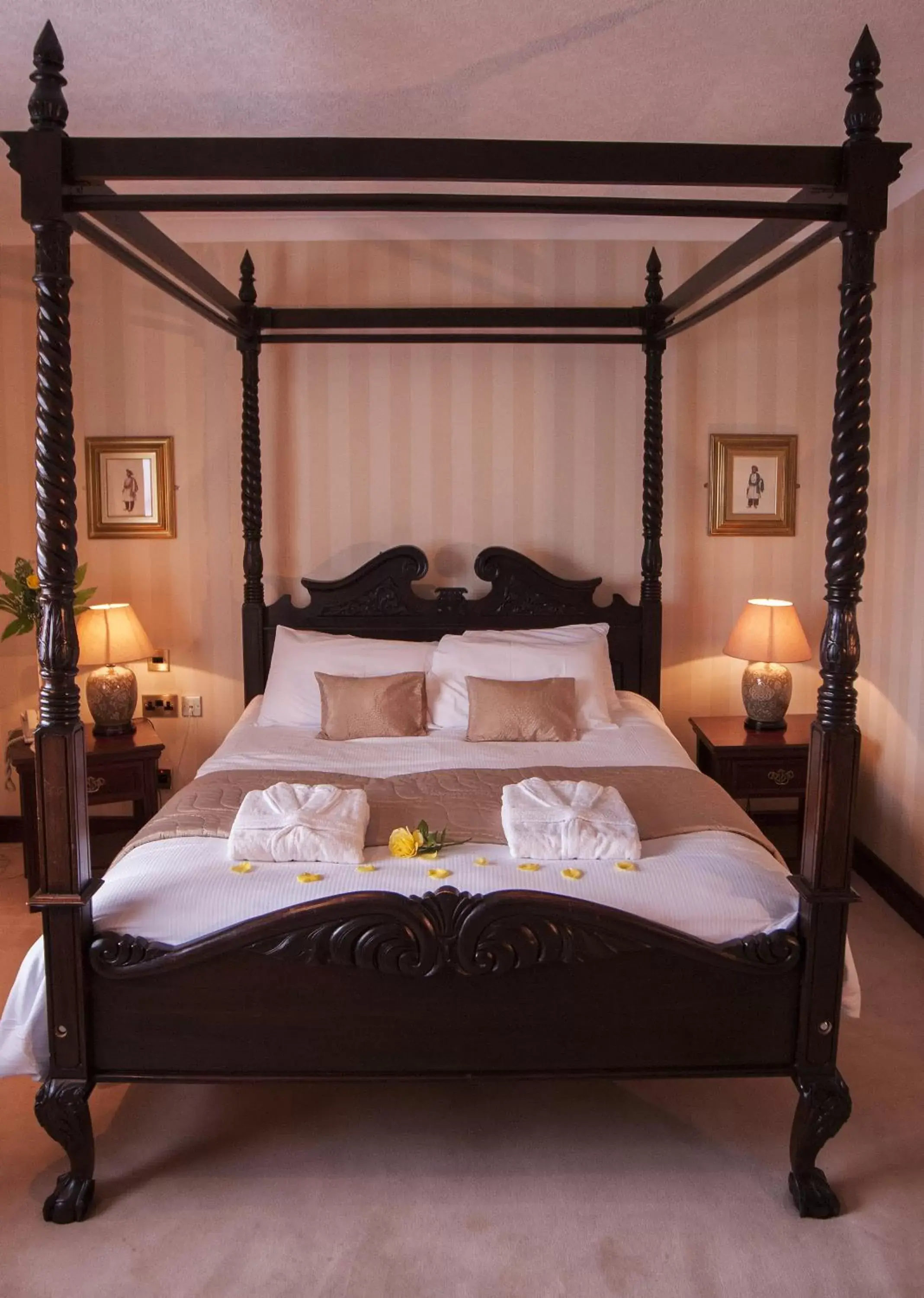 Bed in Seven Oaks Hotel