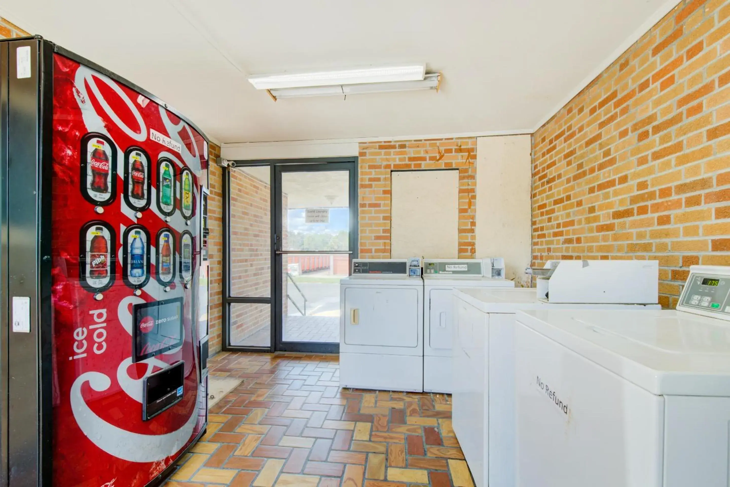 vending machine, Kitchen/Kitchenette in OYO Hotel Douglas GA US-441