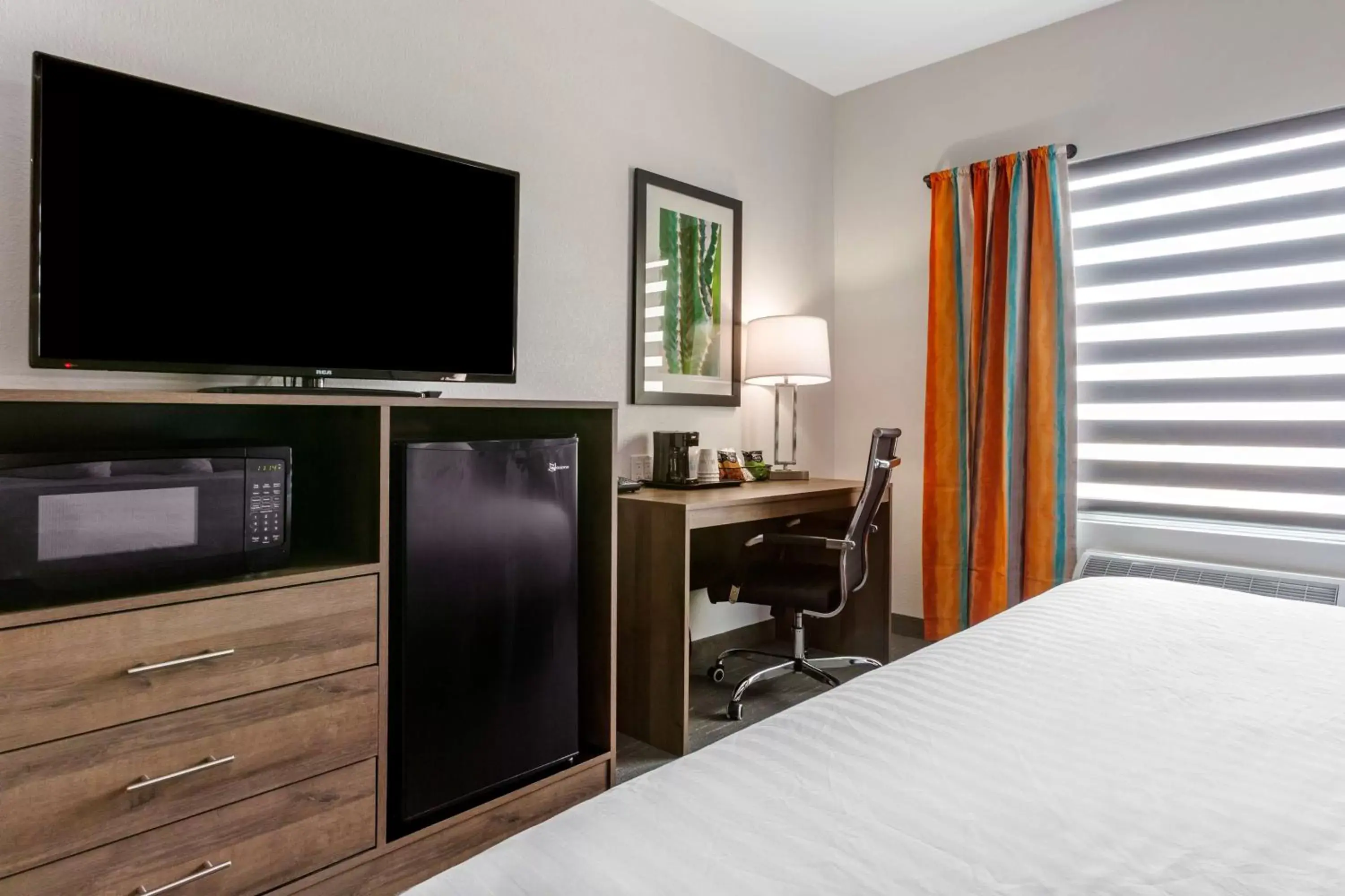 Bedroom, TV/Entertainment Center in Best Western Plus Casa Grande Inn & Suites