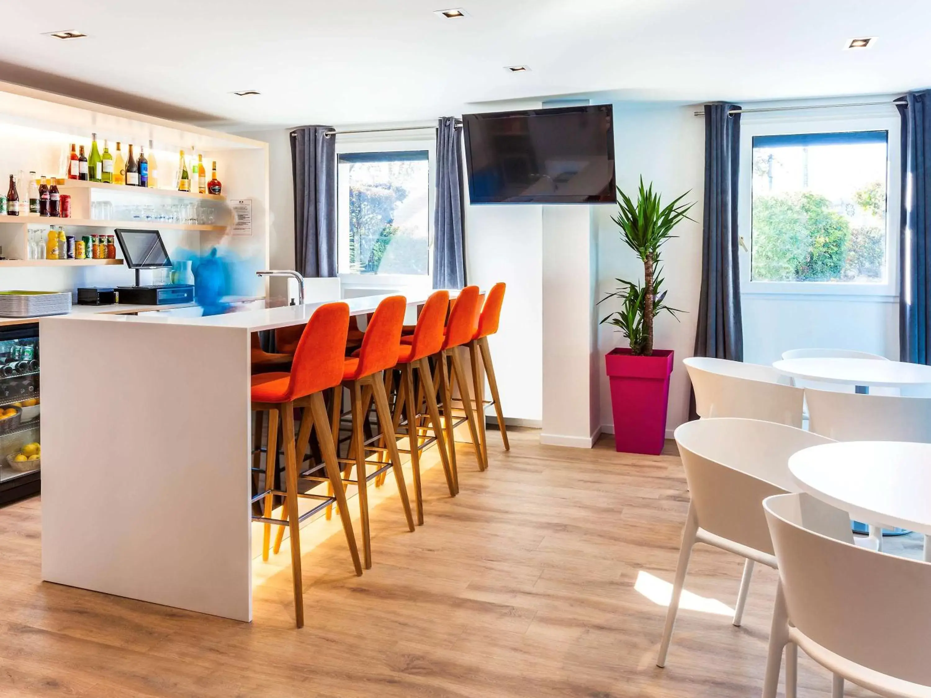 Lounge or bar in ibis Styles Toulouse Nord Sesquieres