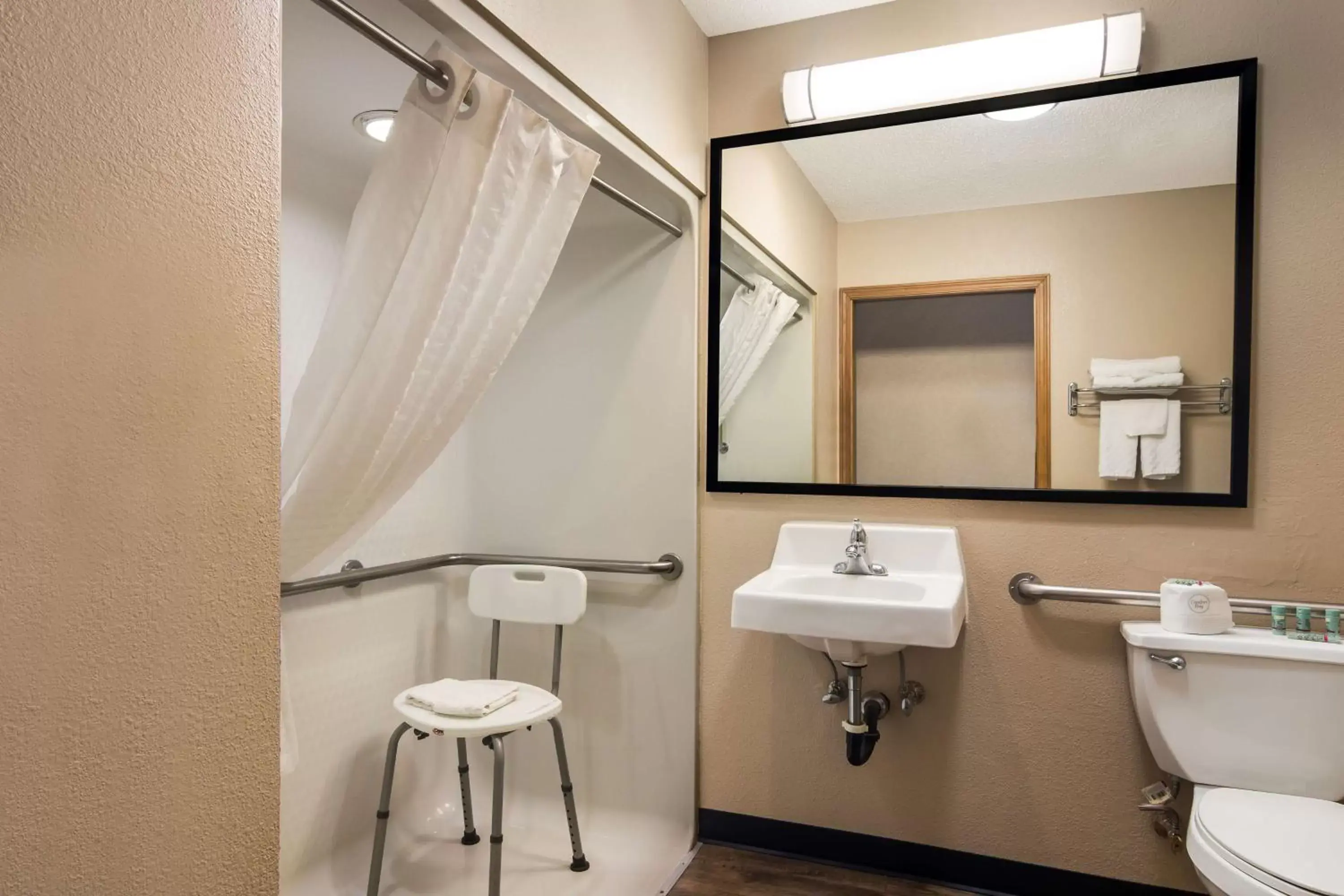 Bathroom in Best Western Grove City Inn