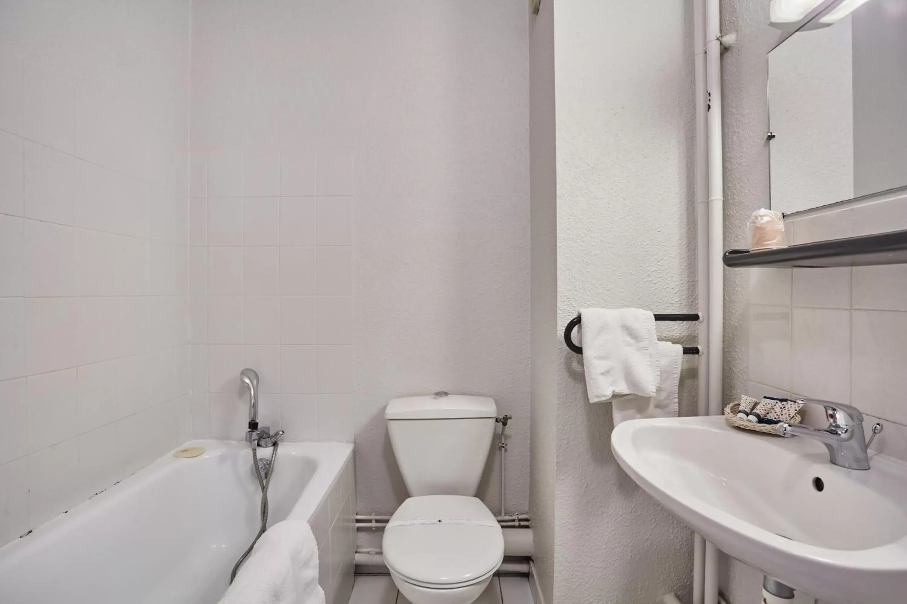 Bathroom in Hôtel Cinépole 3 étoiles Joinville le Pont