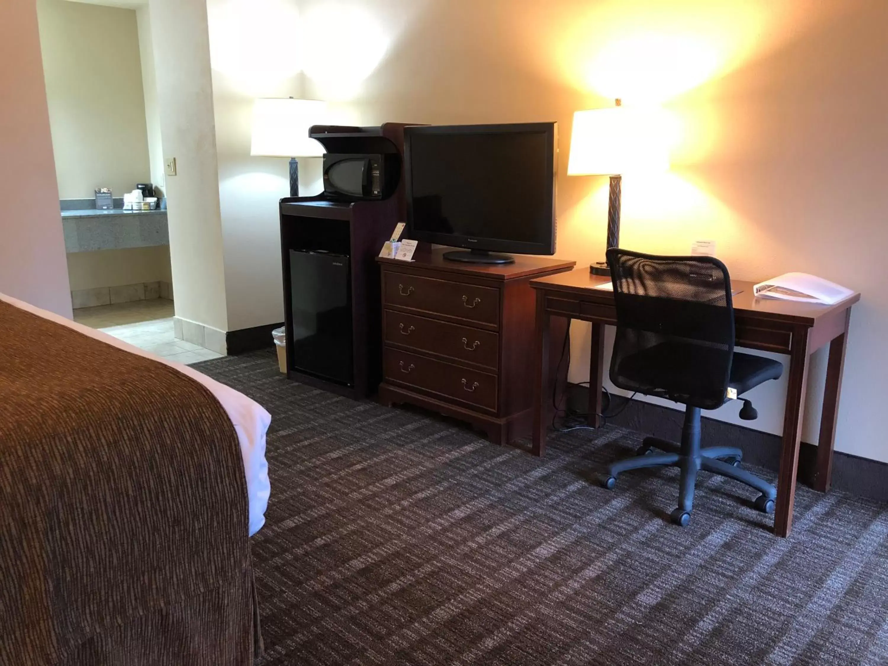 TV and multimedia, TV/Entertainment Center in Best Western Lakewood