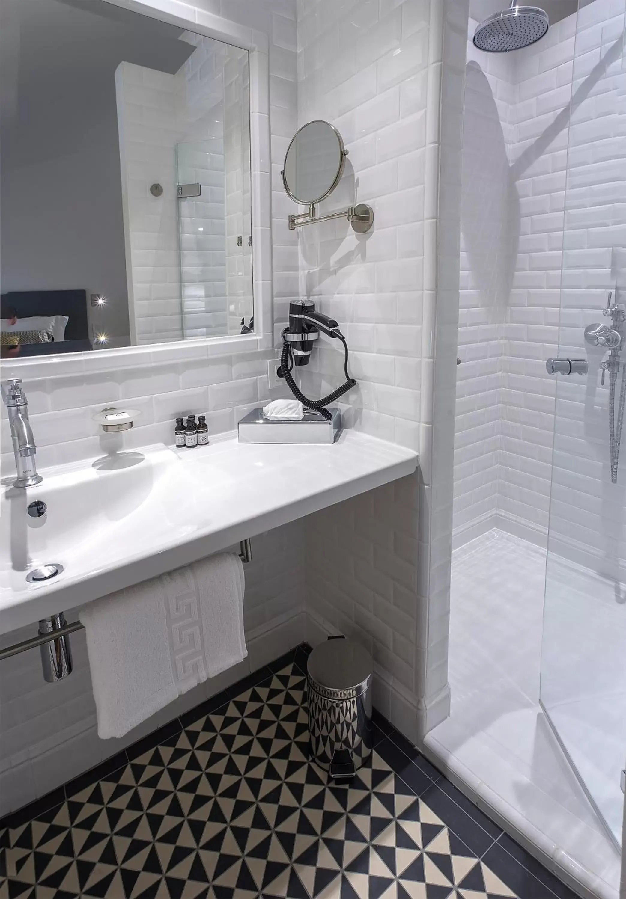 Shower, Bathroom in Apparthôtel Villa Côté Plateau - Angoulême Centre