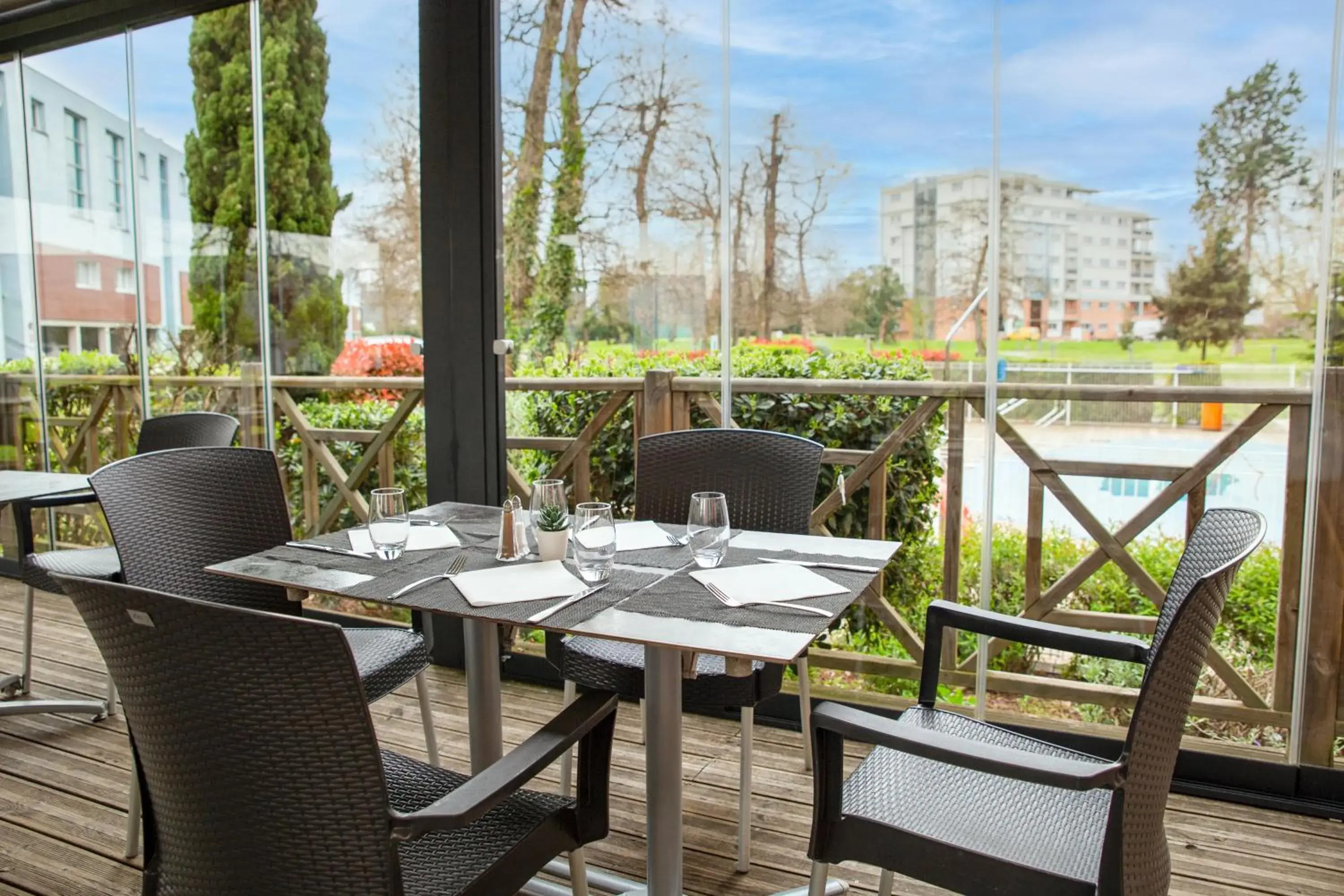 Patio, Restaurant/Places to Eat in Zenitude Hôtel-Résidences Le Parc de l'Escale