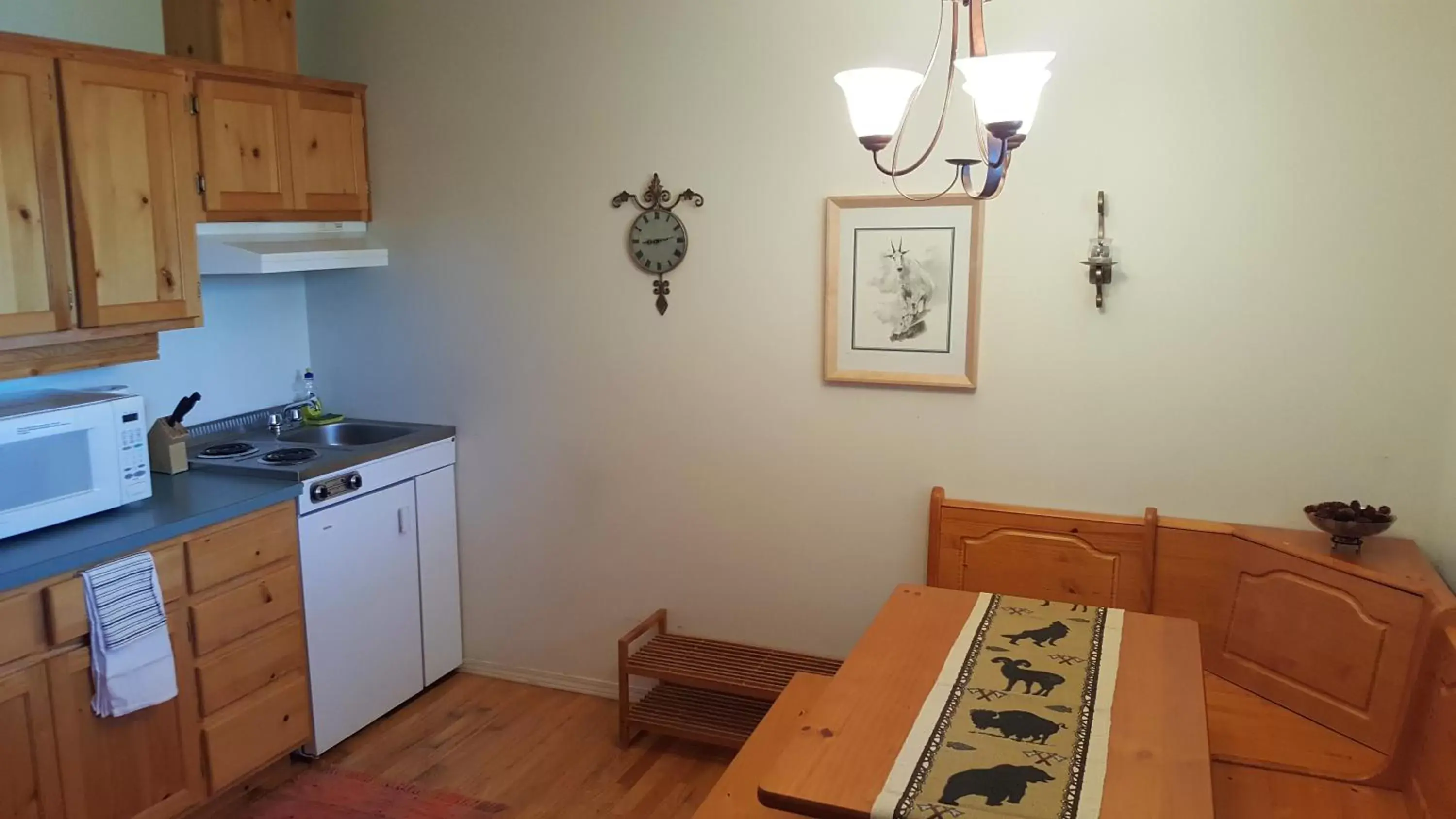 Seating area, Kitchen/Kitchenette in Wettstone Guest Ranch