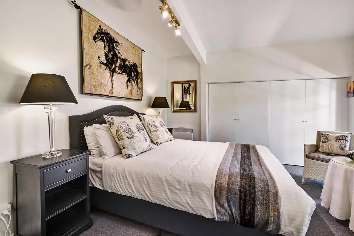 Tuscan-Style with En Suite in Bundanoon Lodge Tuscan-Style with En Suite in Bundanoon Lodge