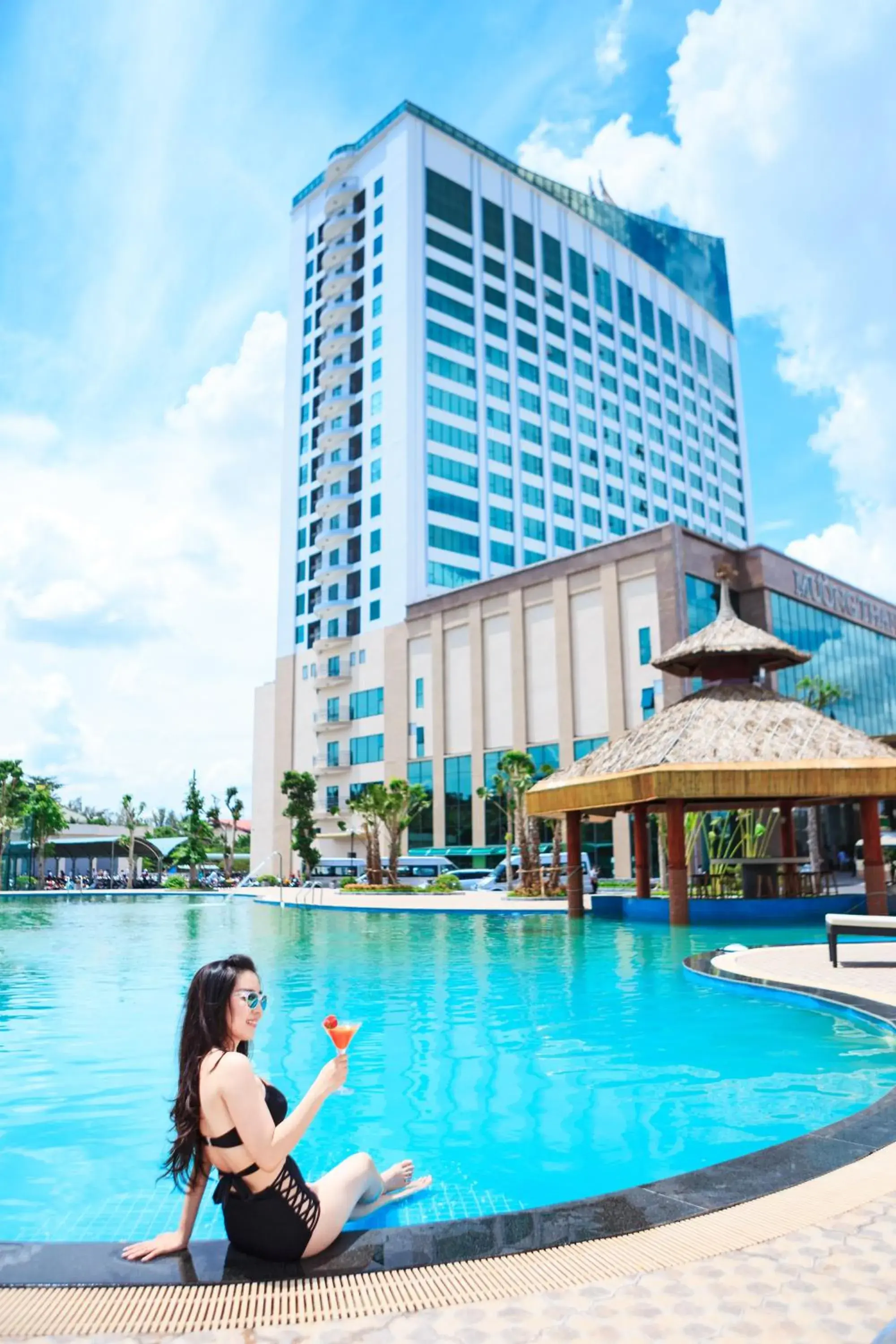 Swimming pool in Muong Thanh Luxury Can Tho Hotel Swimming pool in Muong Thanh Luxury Can Tho Hotel