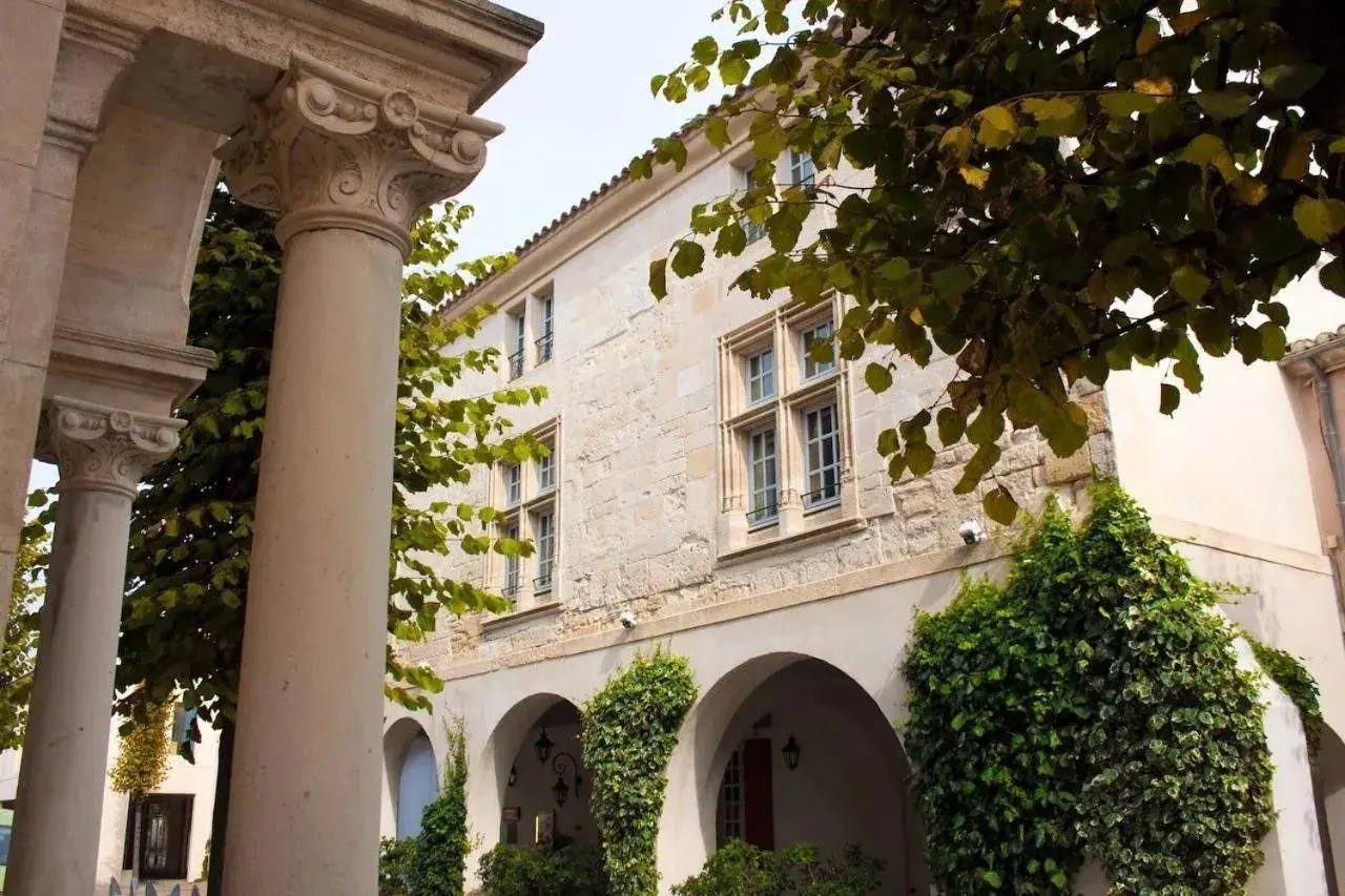 Facade/entrance, Property Building in La Villa Mazarin