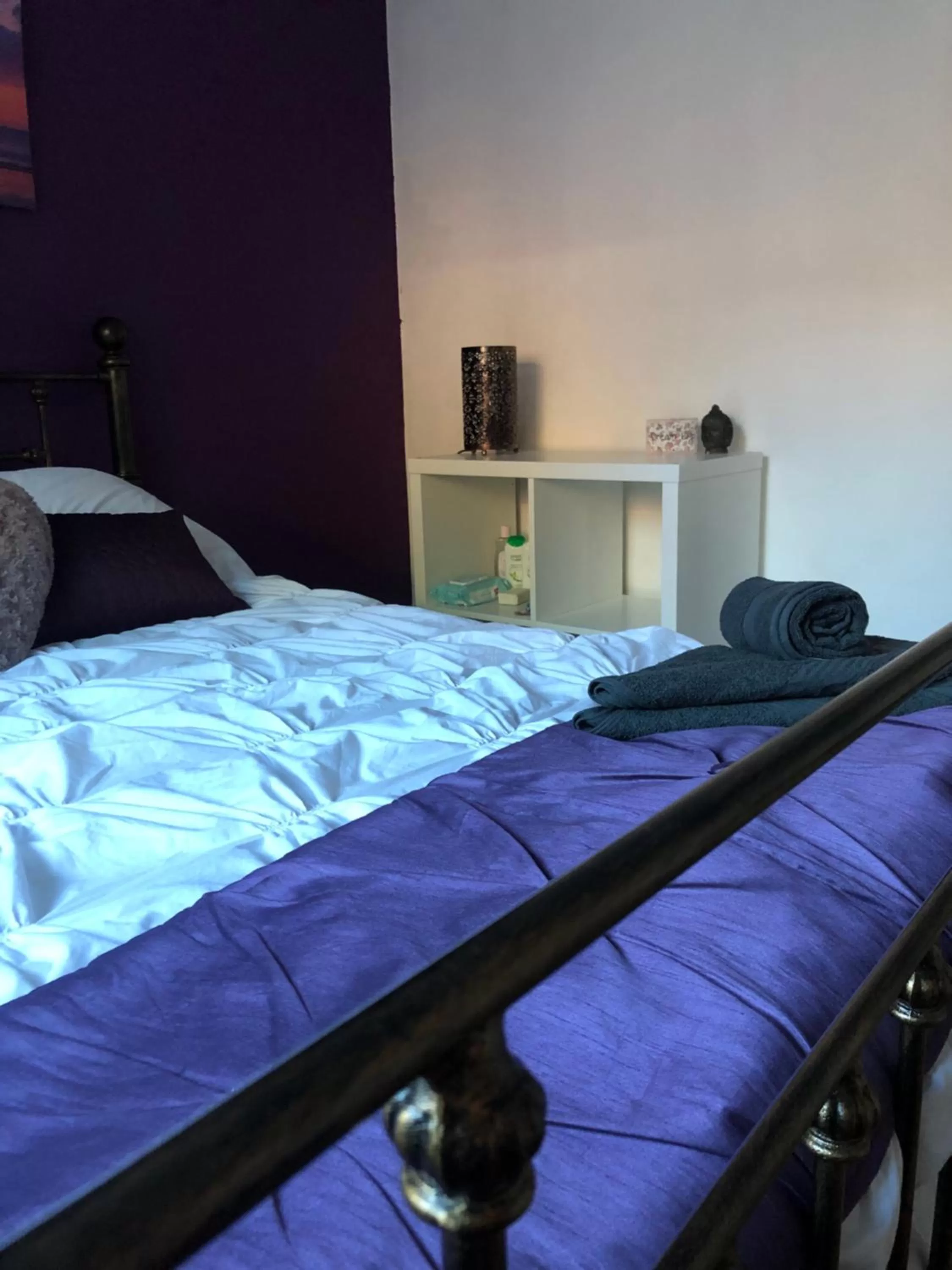 Bed in Home from home, close to Redditch hospital & transport links