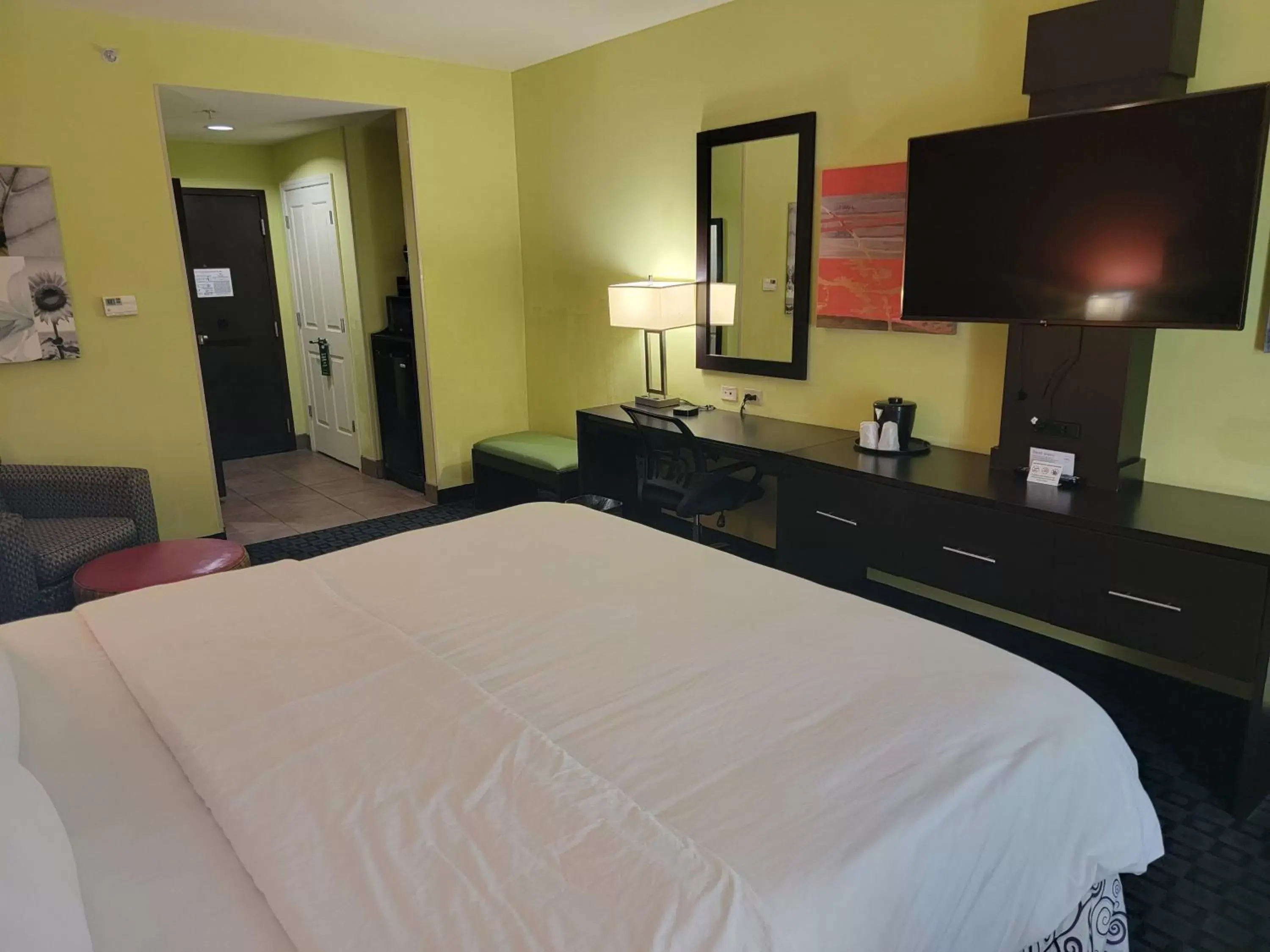 Photo of the whole room, Bed in Holiday Inn Garland, an IHG Hotel