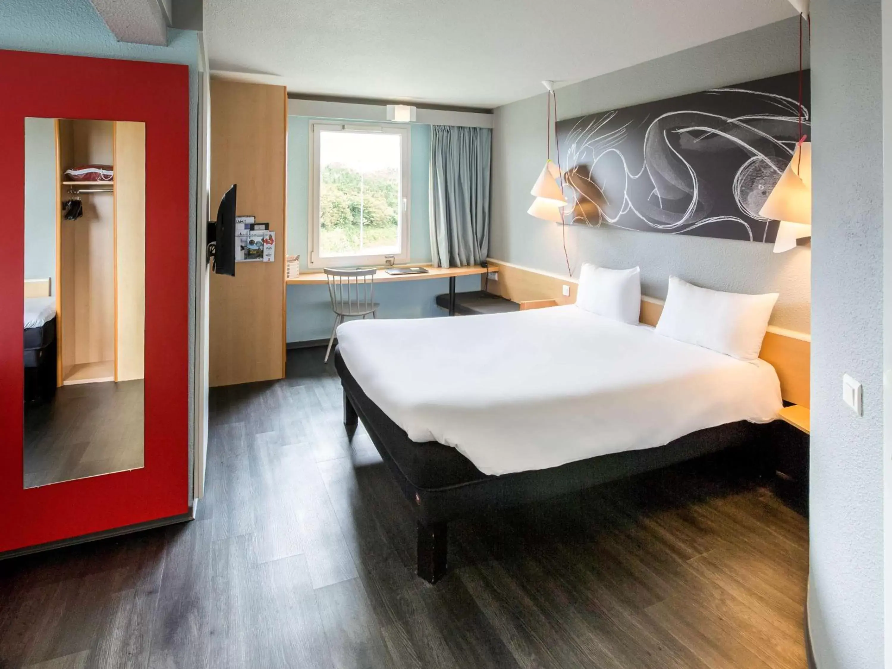 Photo of the whole room, Bed in ibis Cherbourg La Glacerie