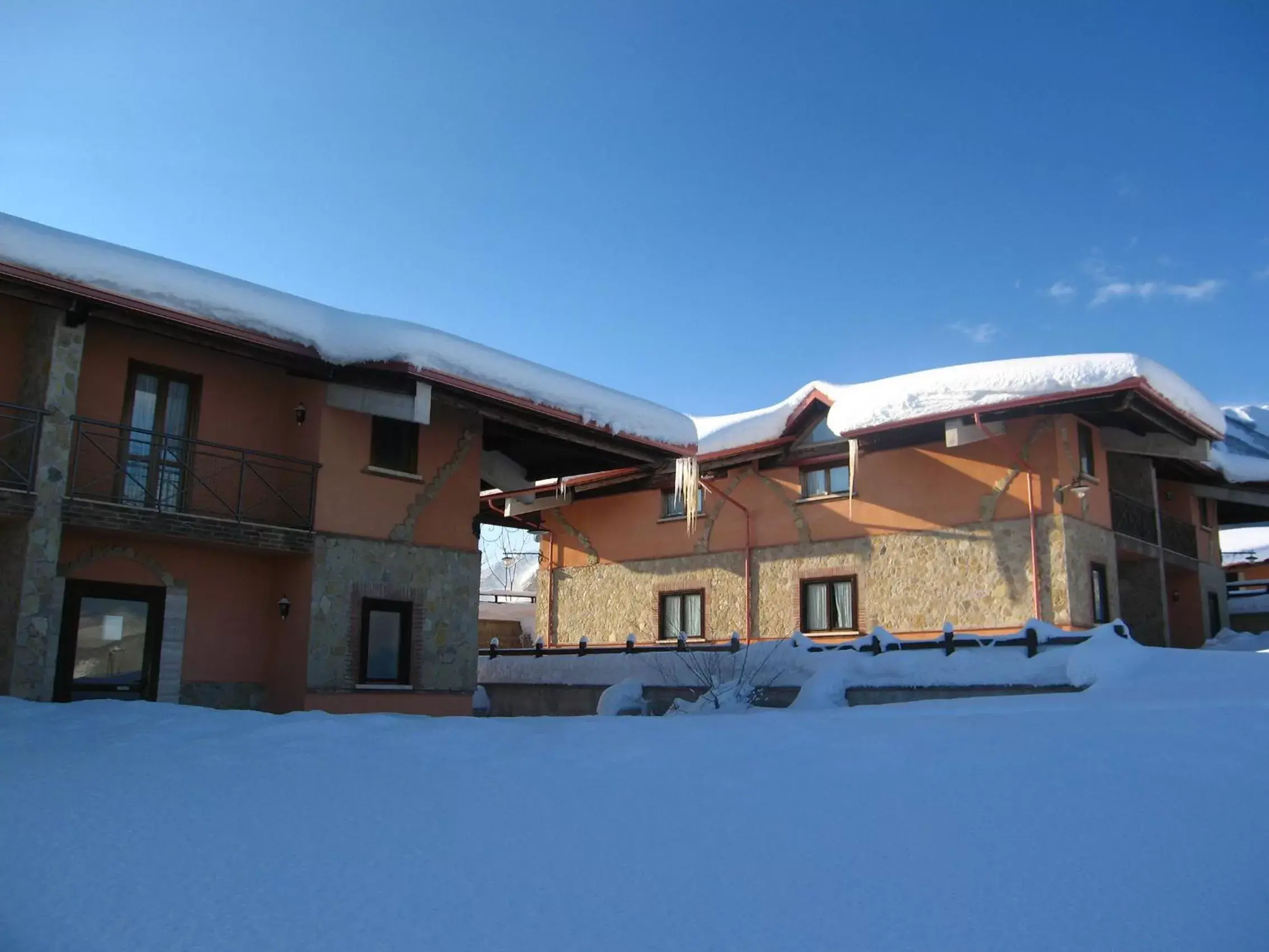 Facade/entrance, Winter in Hotel Pietrapanna