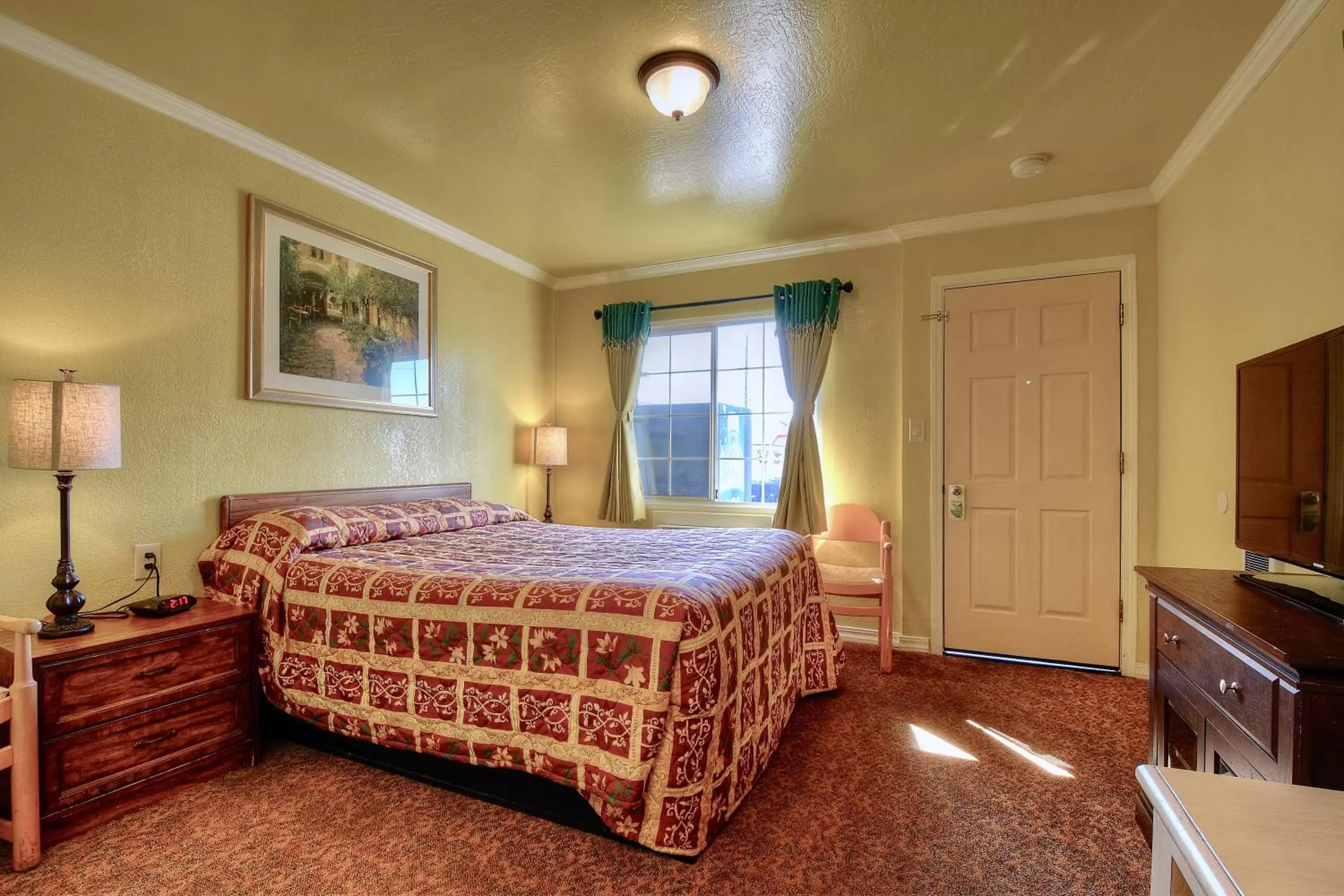 Photo of the whole room, Bed in Bayside Inn
