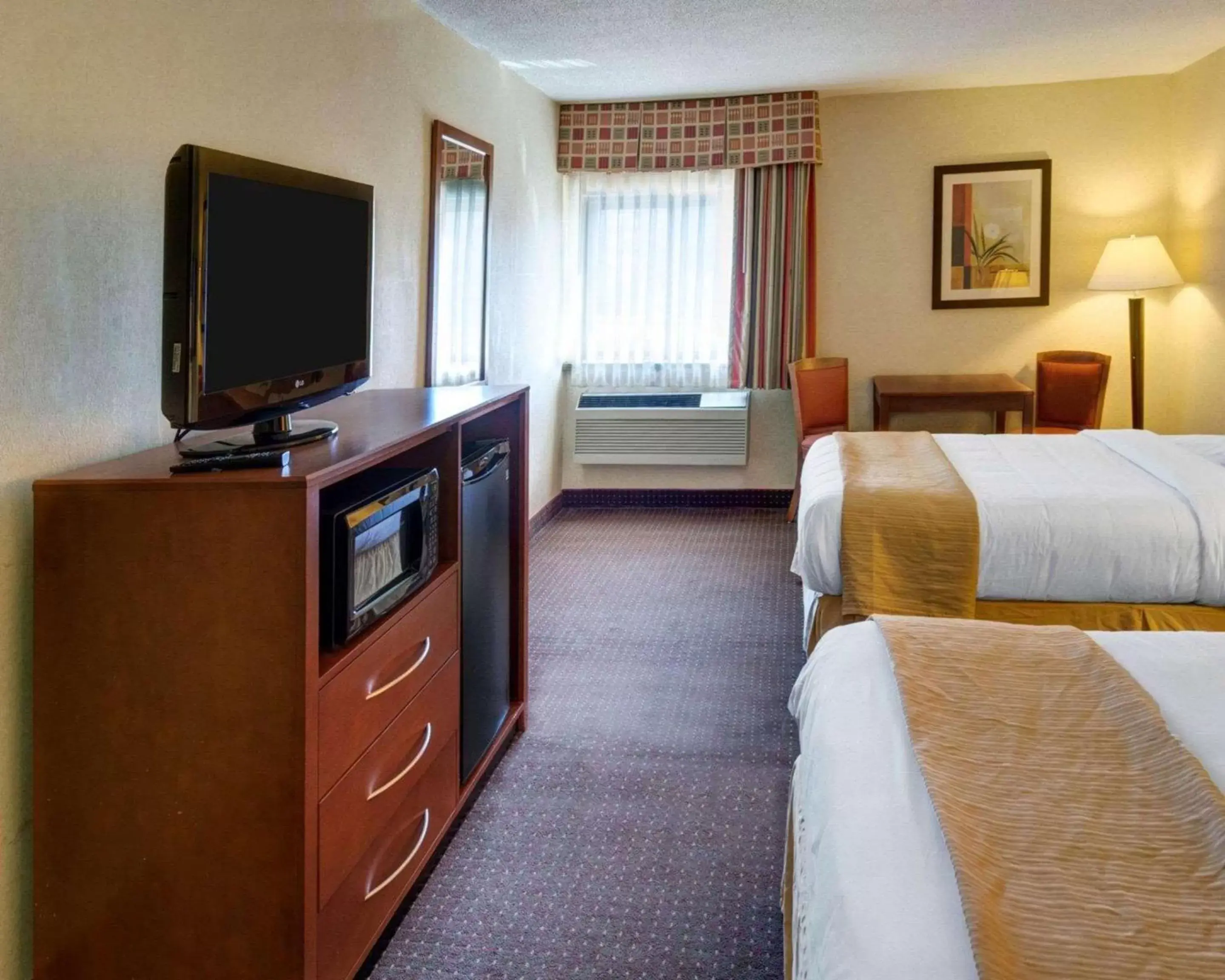 Photo of the whole room, TV/Entertainment Center in Quality Inn Near Ft. Meade