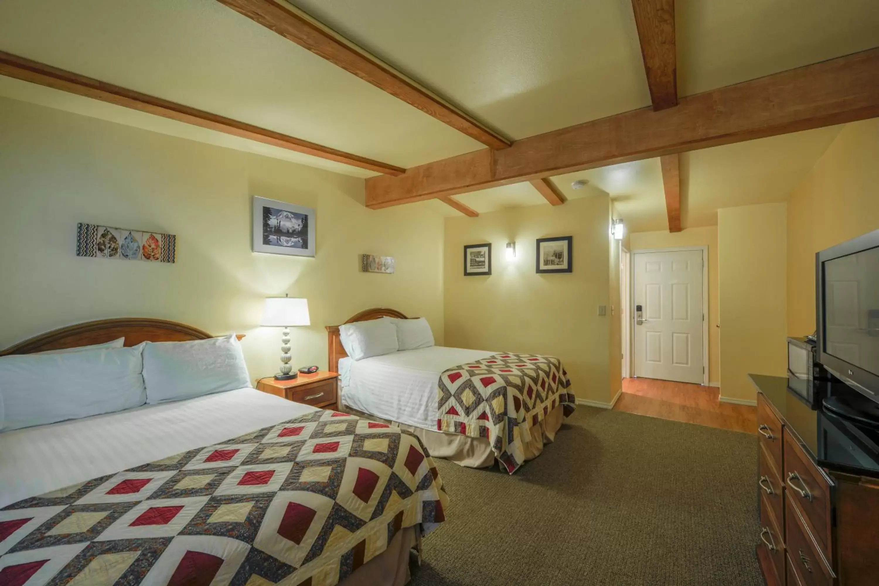 Photo of the whole room, Room Photo in Packwood Lodge & Cabins