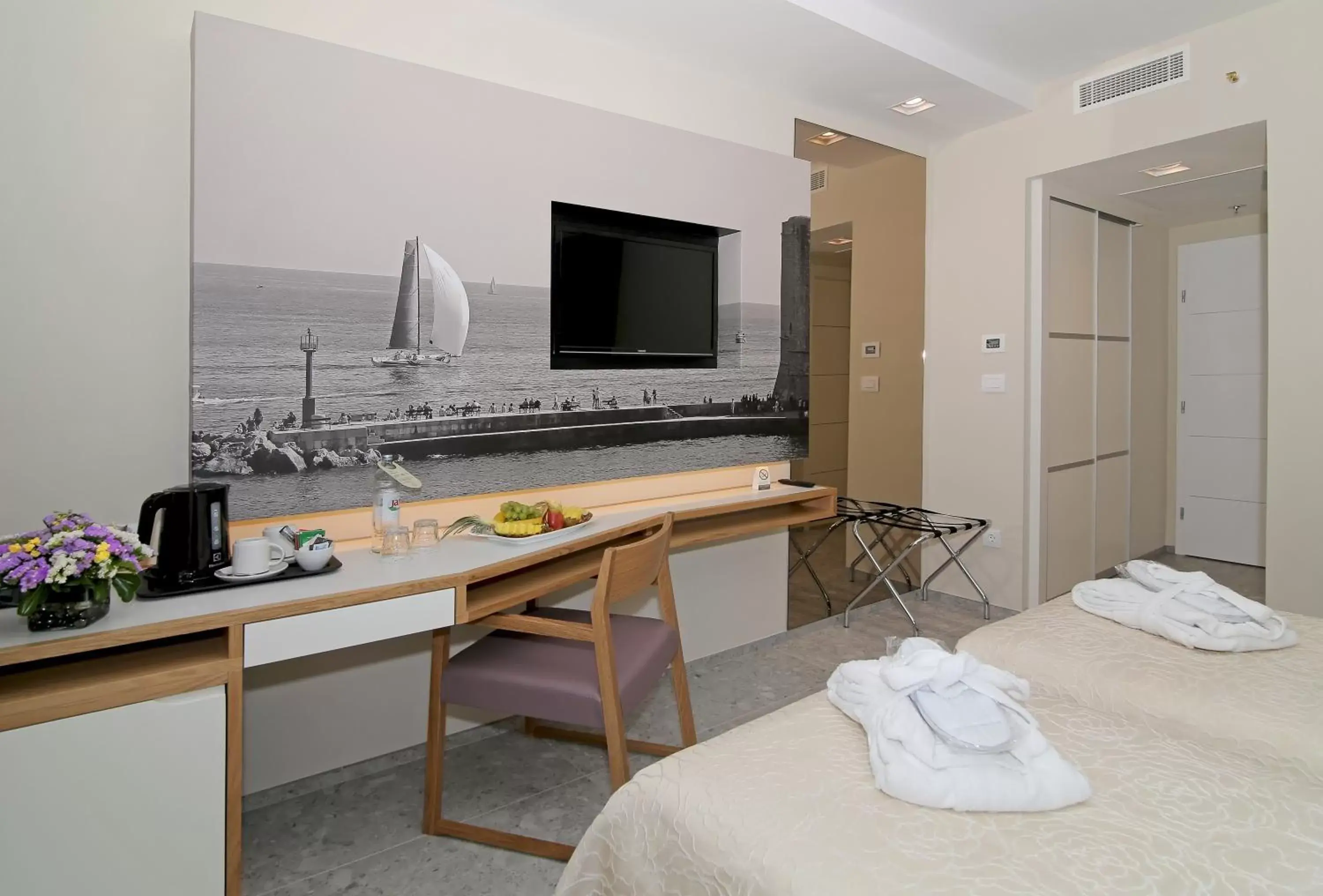 Coffee/tea facilities, TV/Entertainment Center in Hotel Lero