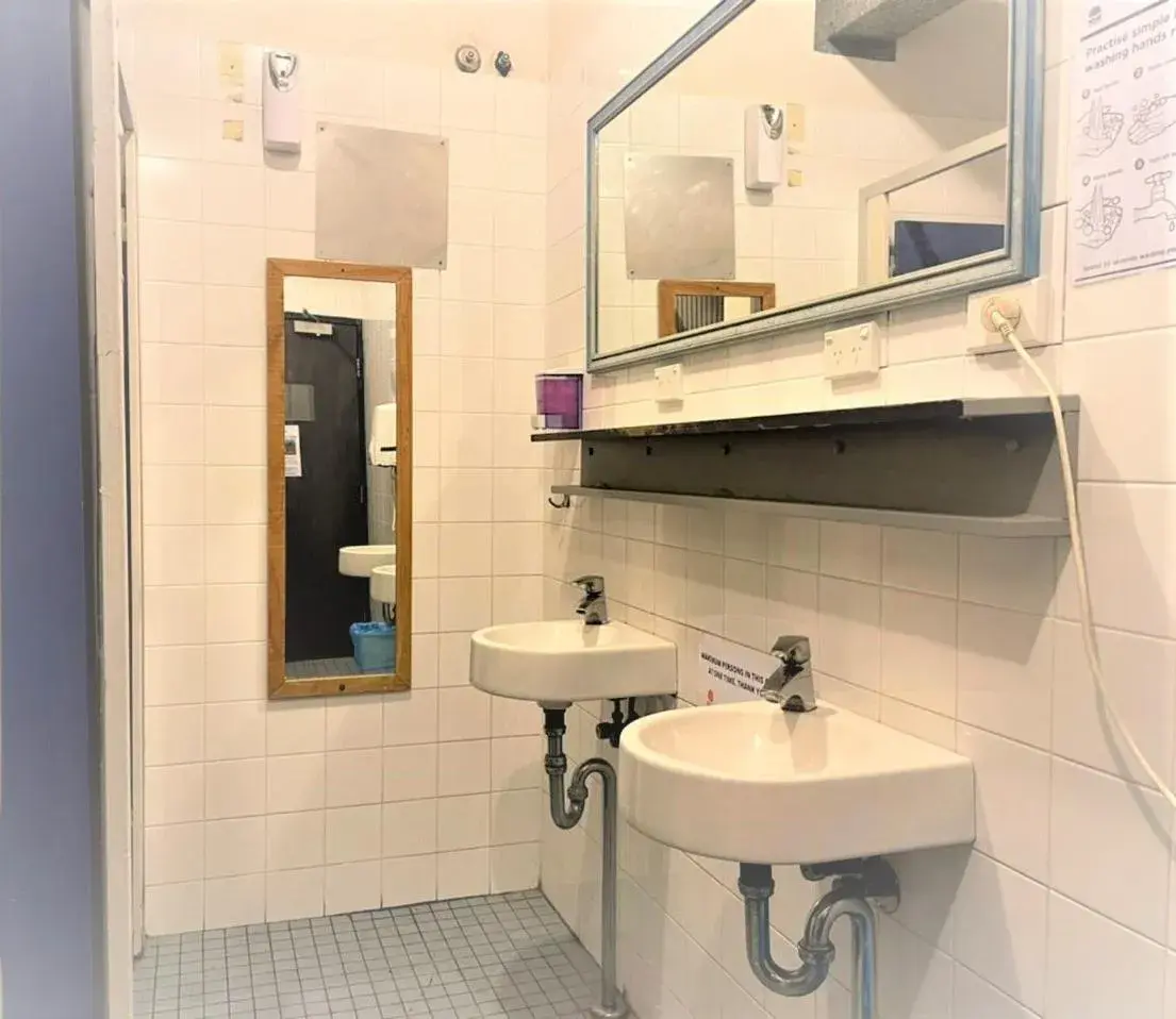 Bathroom in Boardrider Backpackers and Budget Motel