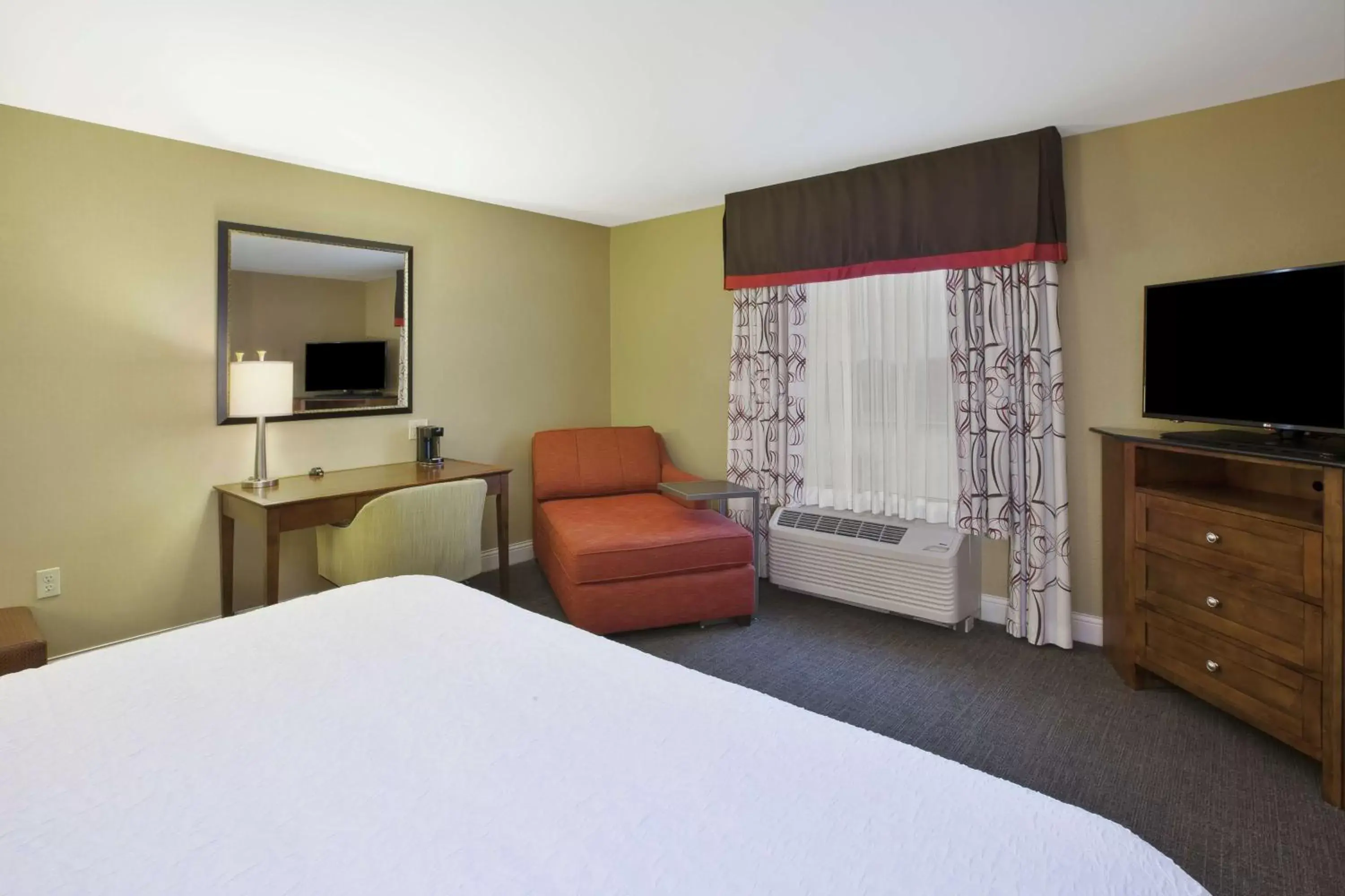 Bed, TV/Entertainment Center in Hampton Inn & Suites Wichita-Northeast