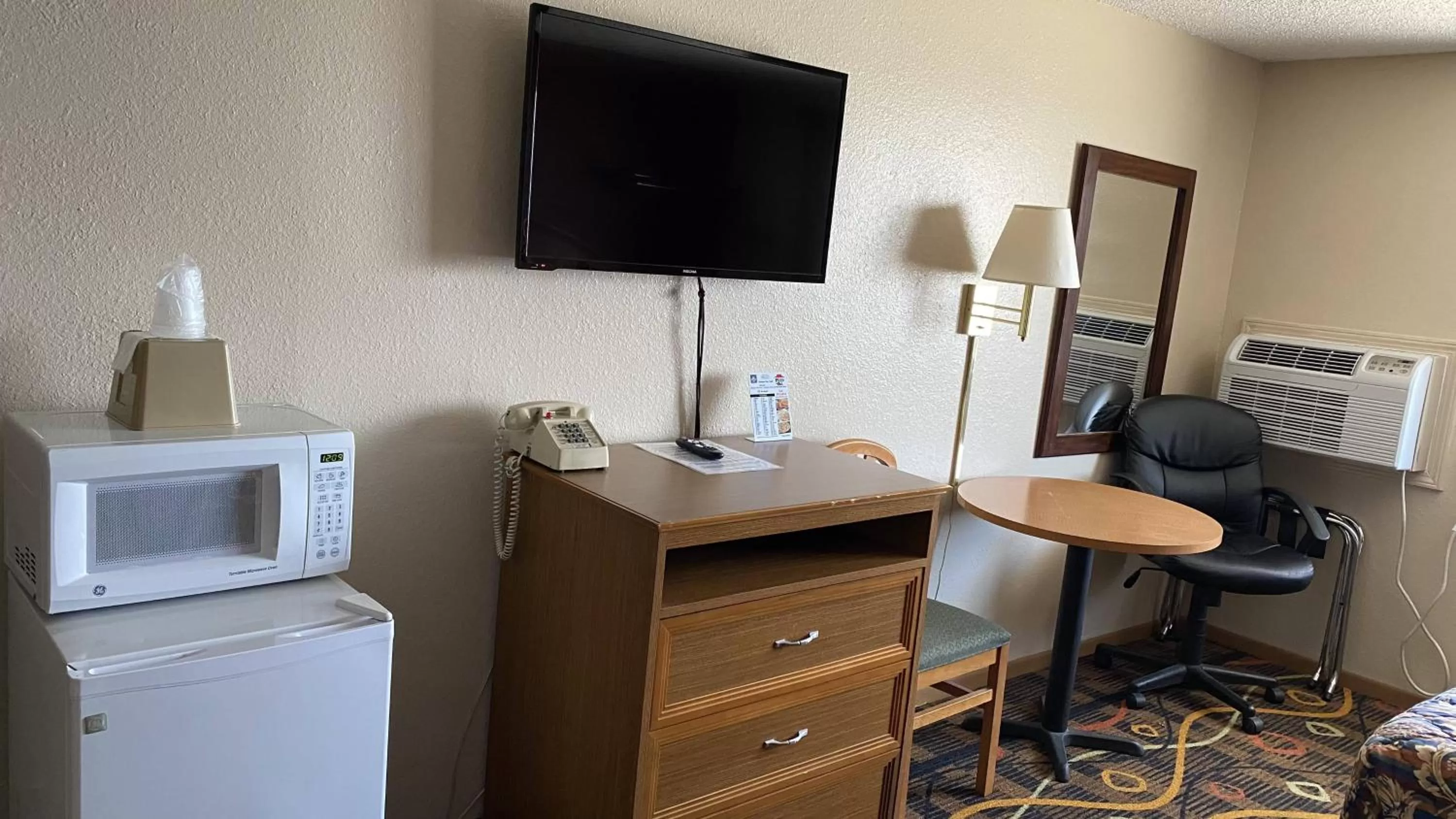 TV and multimedia in Newton Inn In Newton, KS