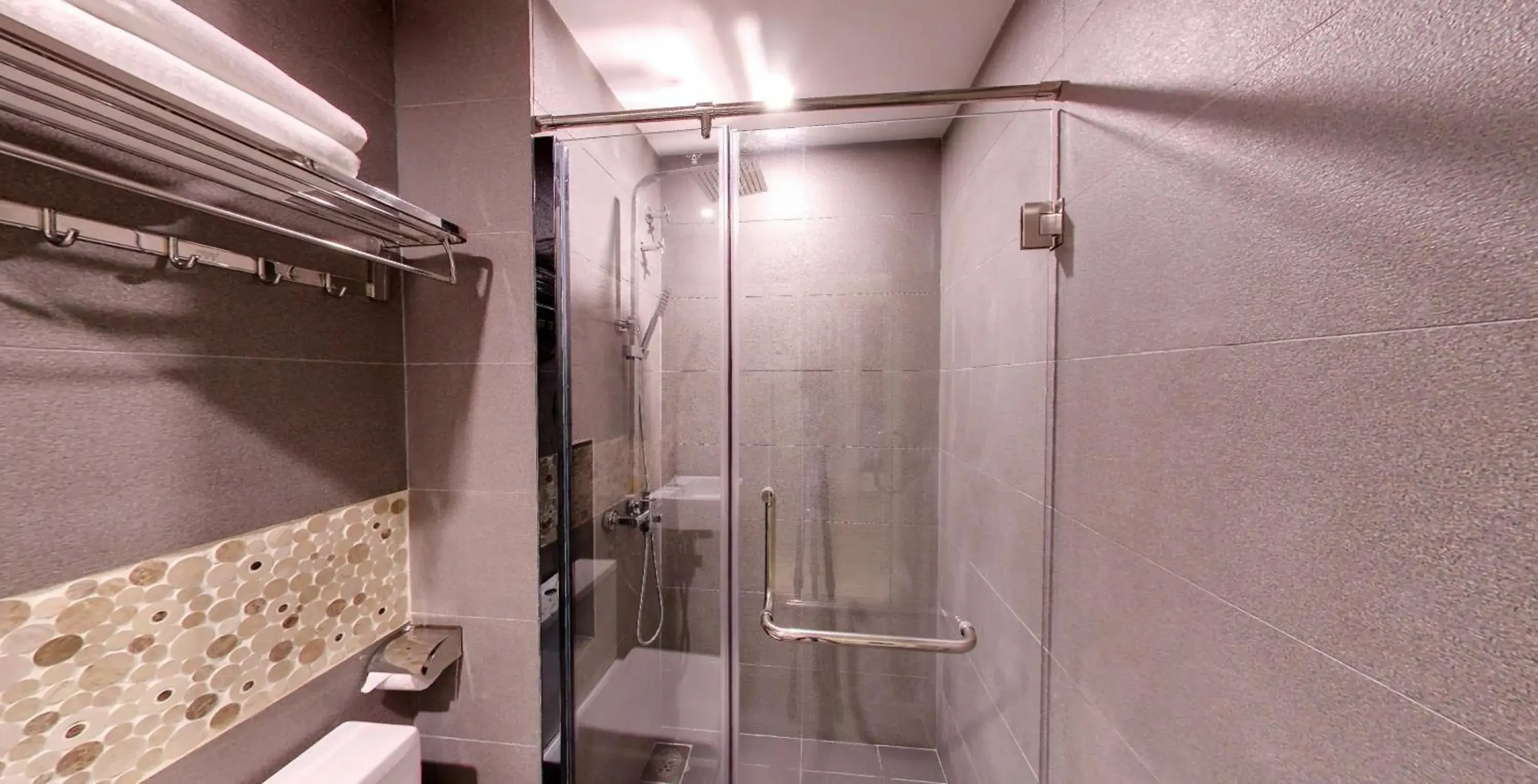 Shower, Bathroom in Flora by Crossroads Hotel