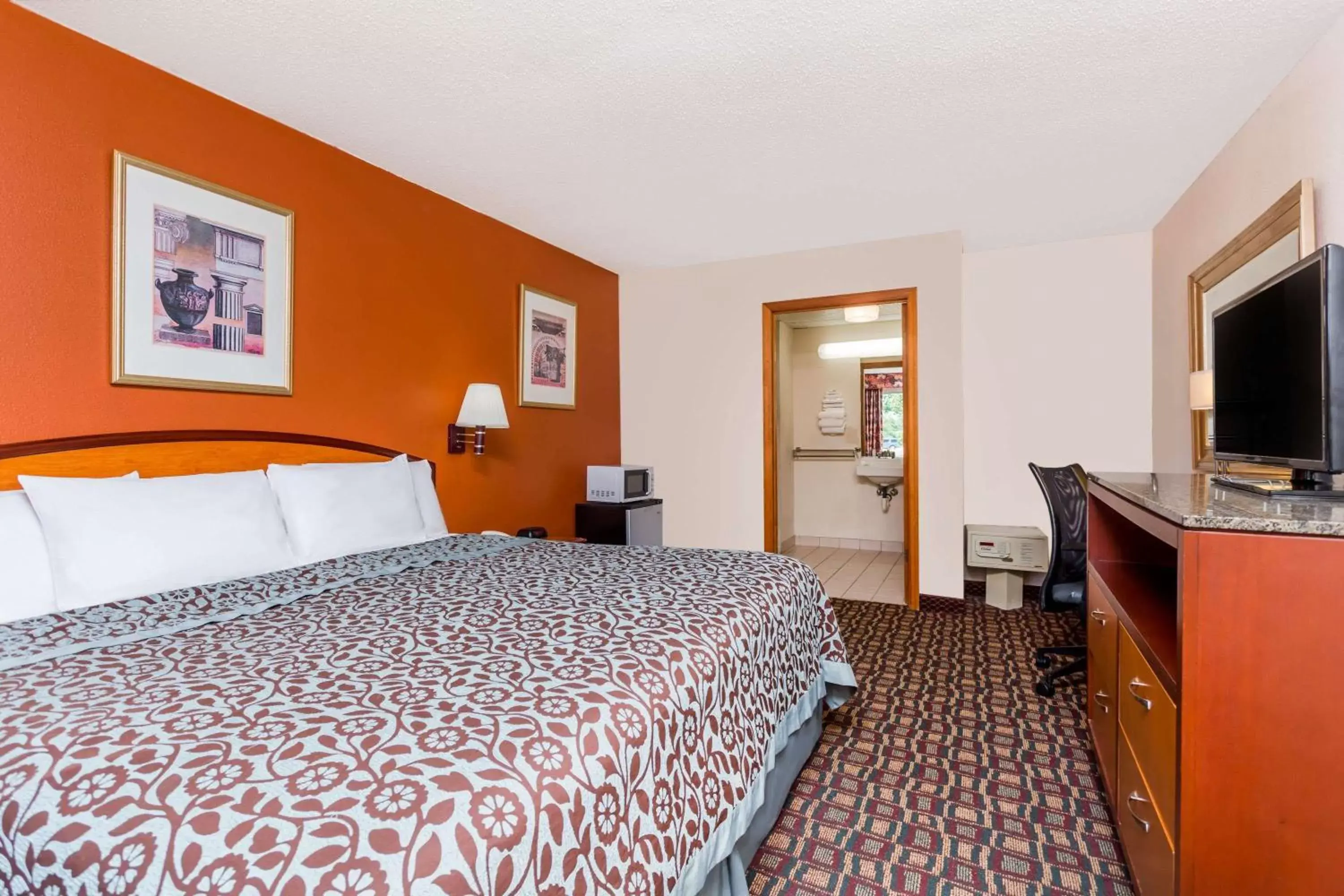 Photo of the whole room, Bed in Days Inn by Wyndham Augusta Wheeler Road