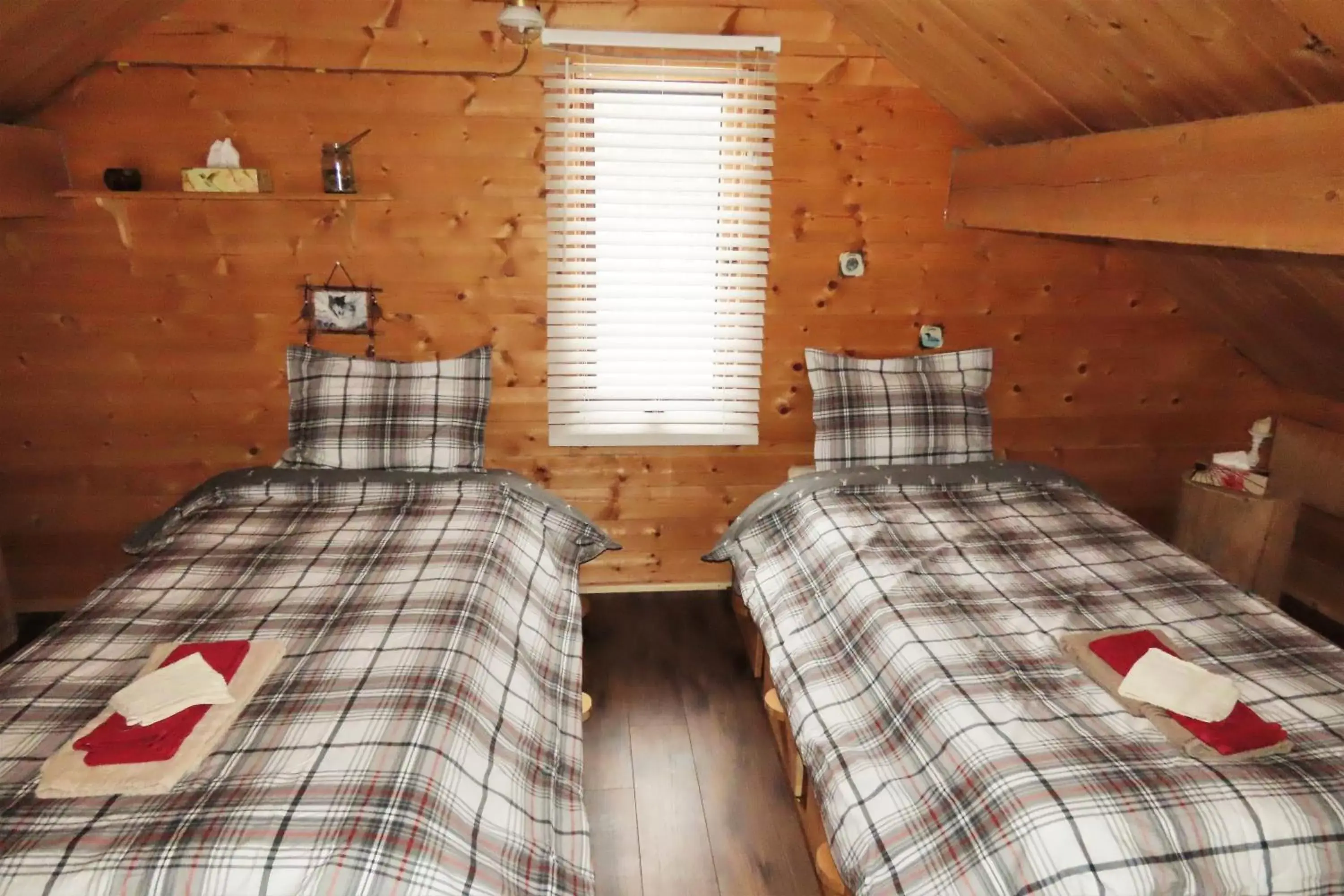 Bedroom, Bed in Rocky Ridge Resort-BC