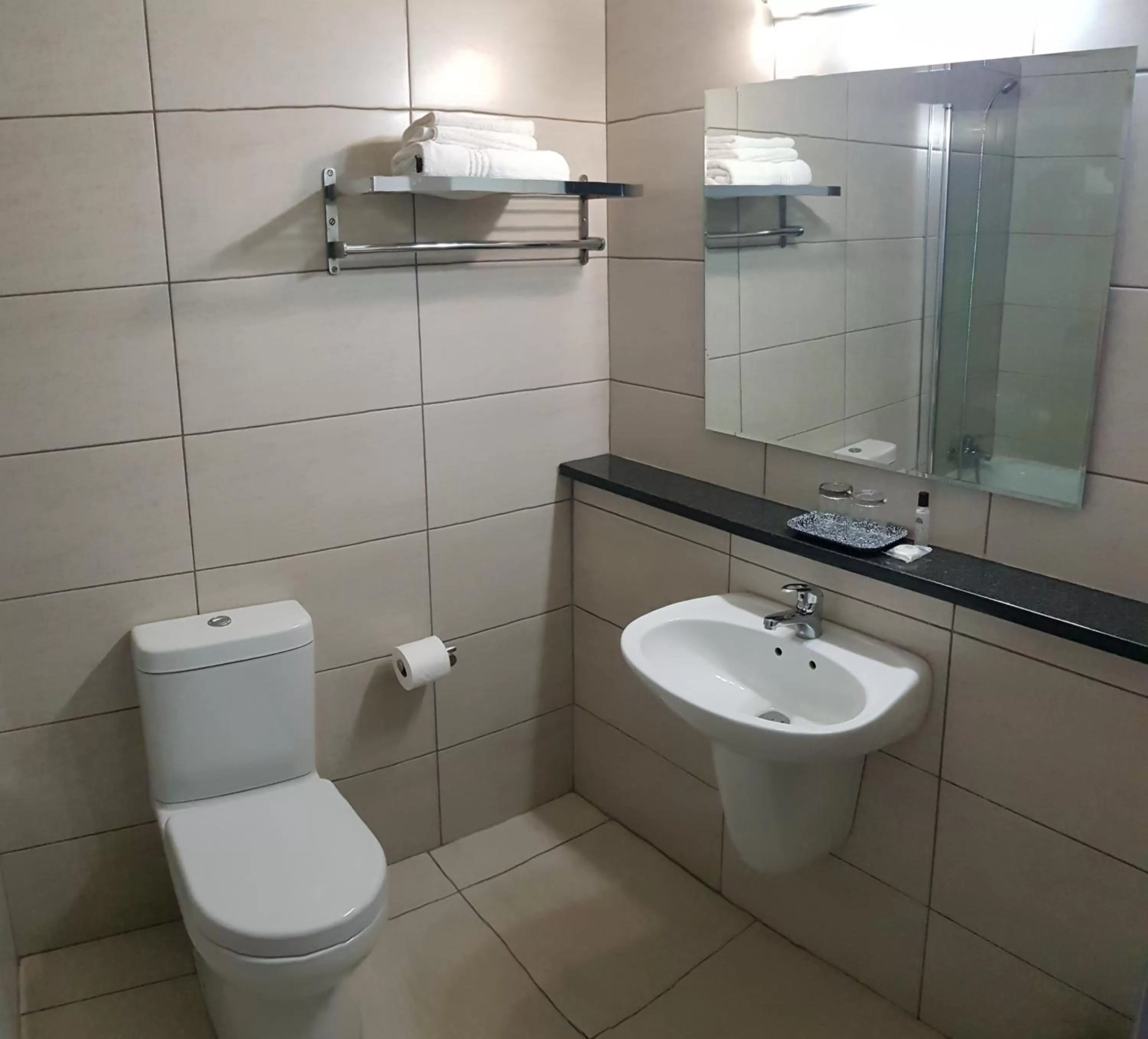 Bathroom in African Sky Ermelo Inn