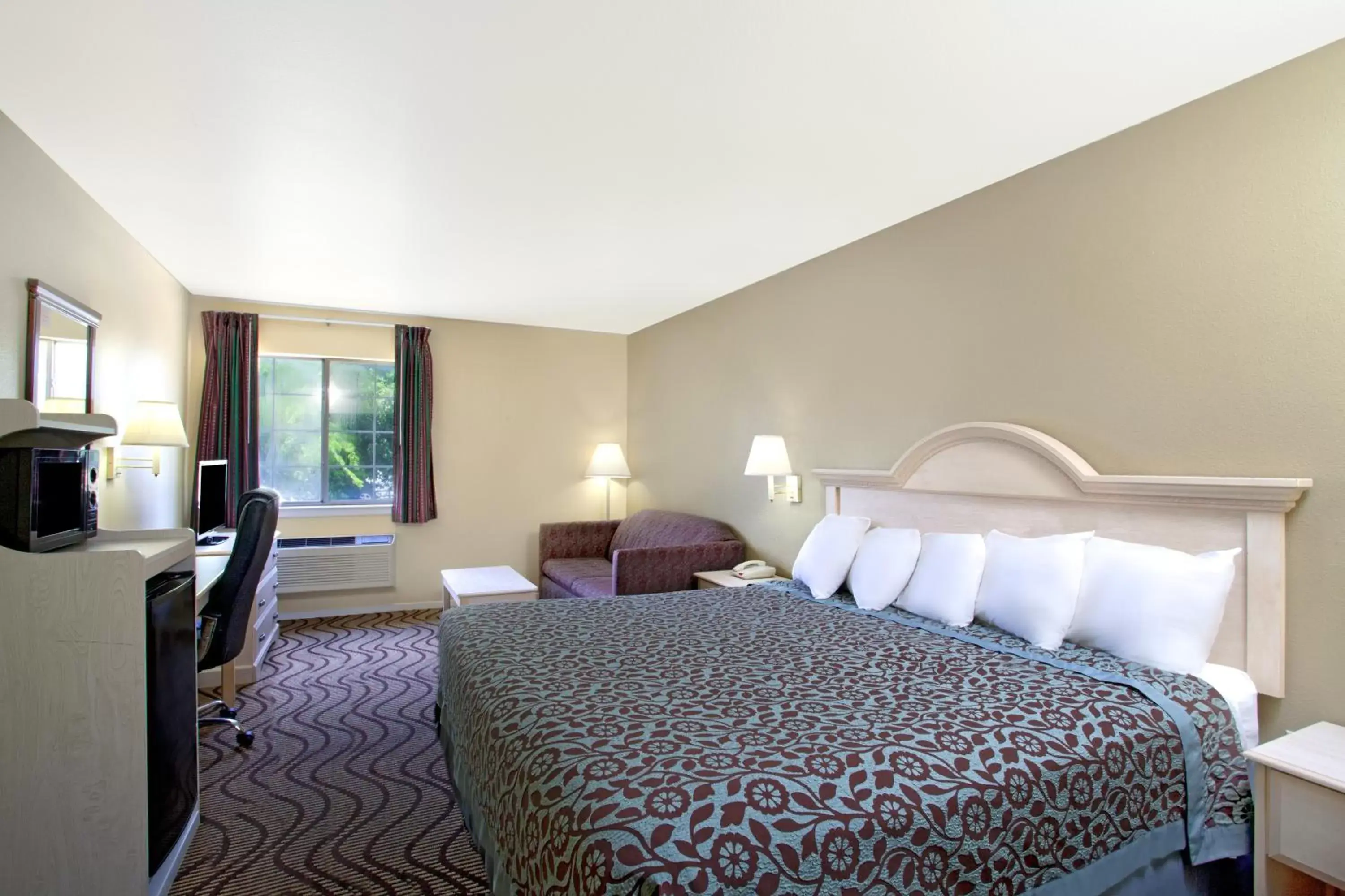 Photo of the whole room, Bed in Days Inn by Wyndham Kerrville