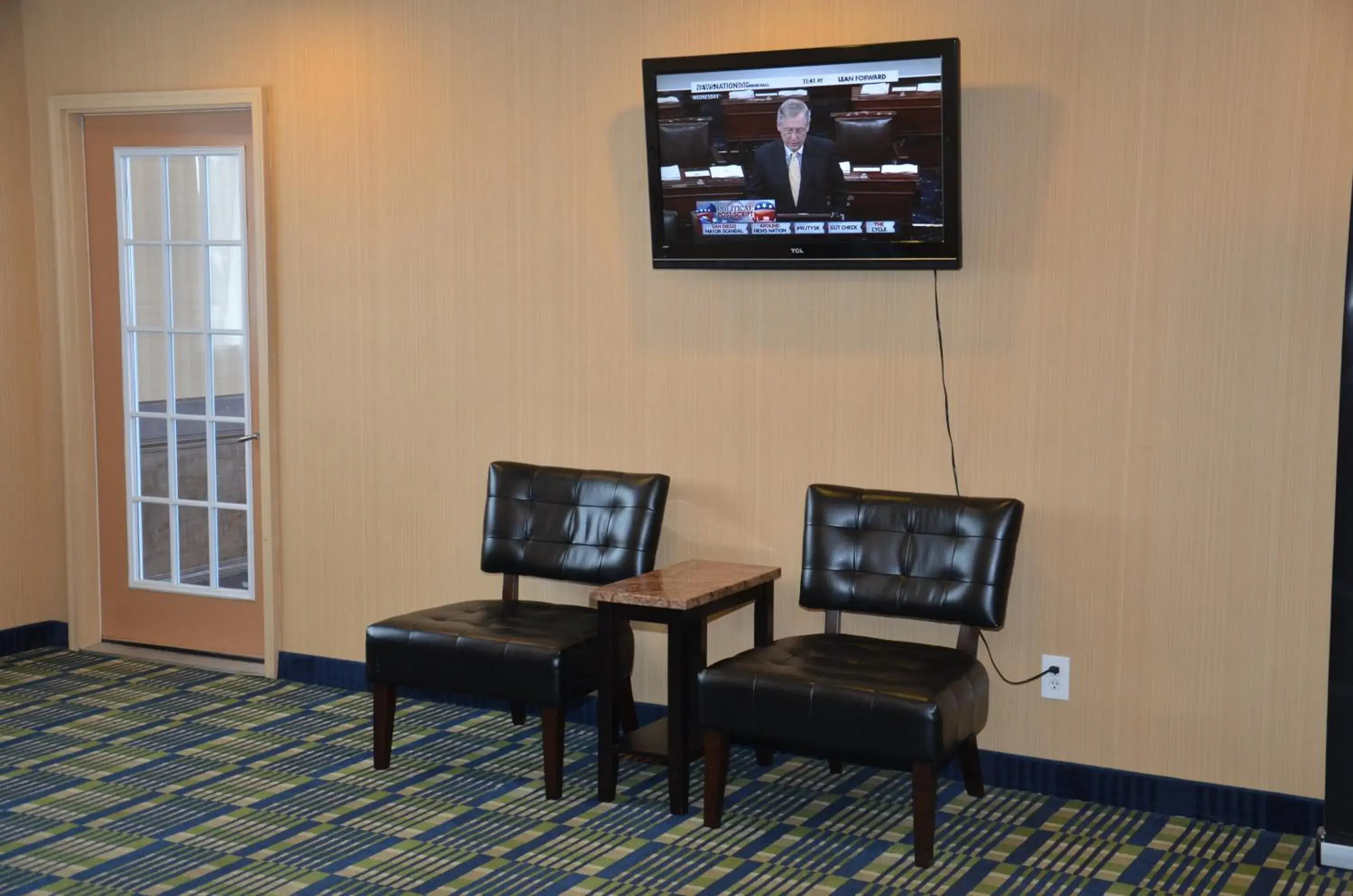 Communal lounge/ TV room, TV/Entertainment Center in FairBridge Inn Express Buffalo Airport Williamsville