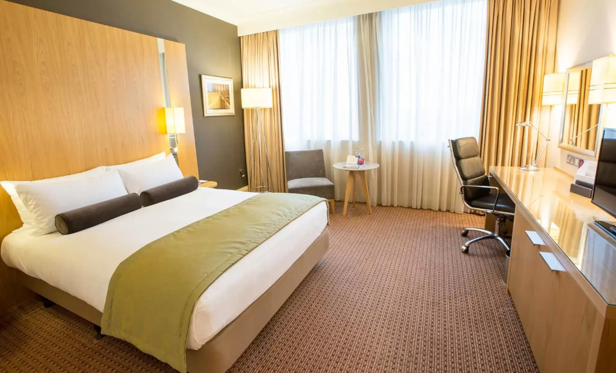 Photo of the whole room, Bed in Crowne Plaza London Ealing, an IHG Hotel