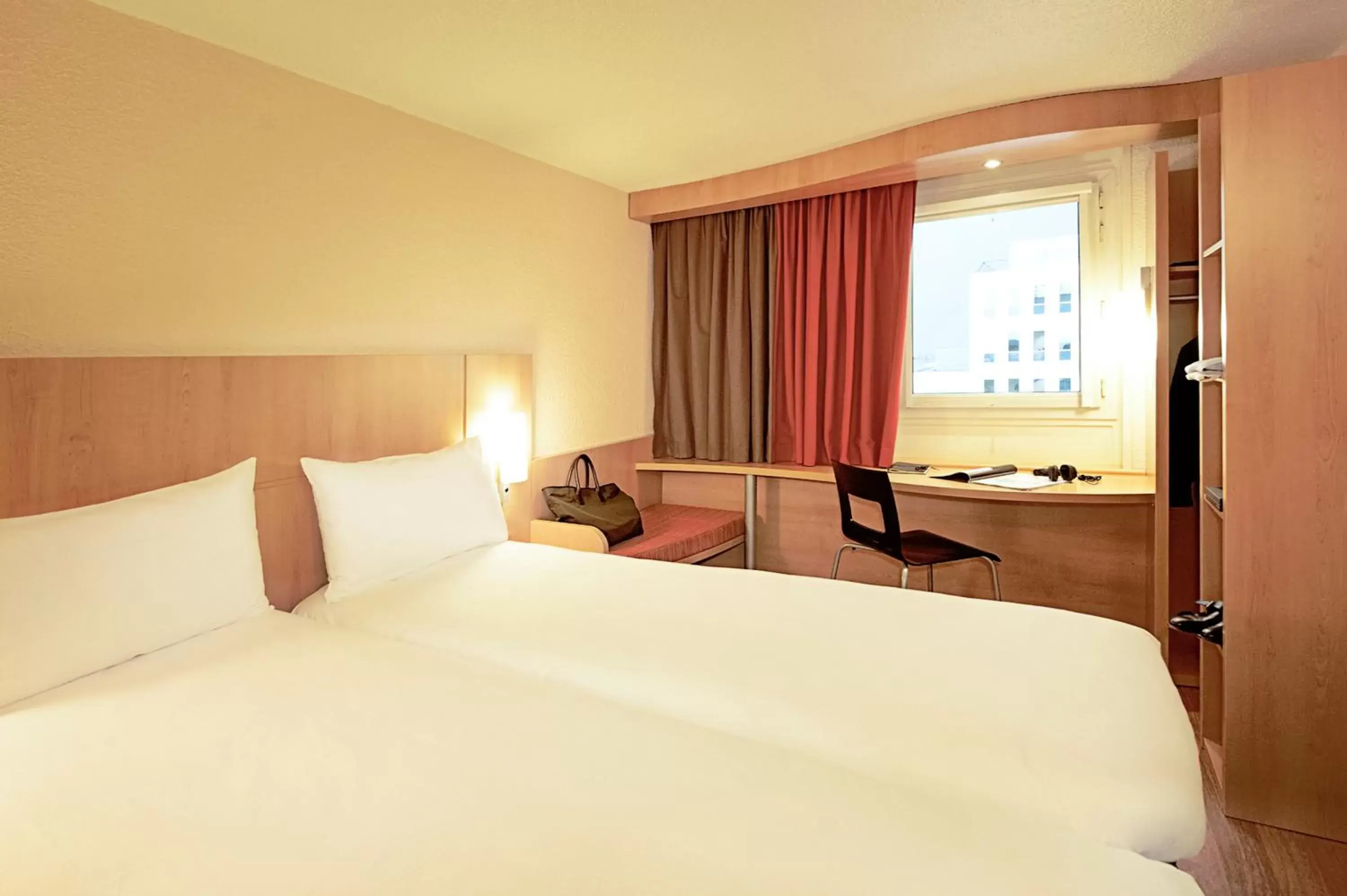 Photo of the whole room, Bed in Ibis Como Photo of the whole room, Bed in Ibis Como