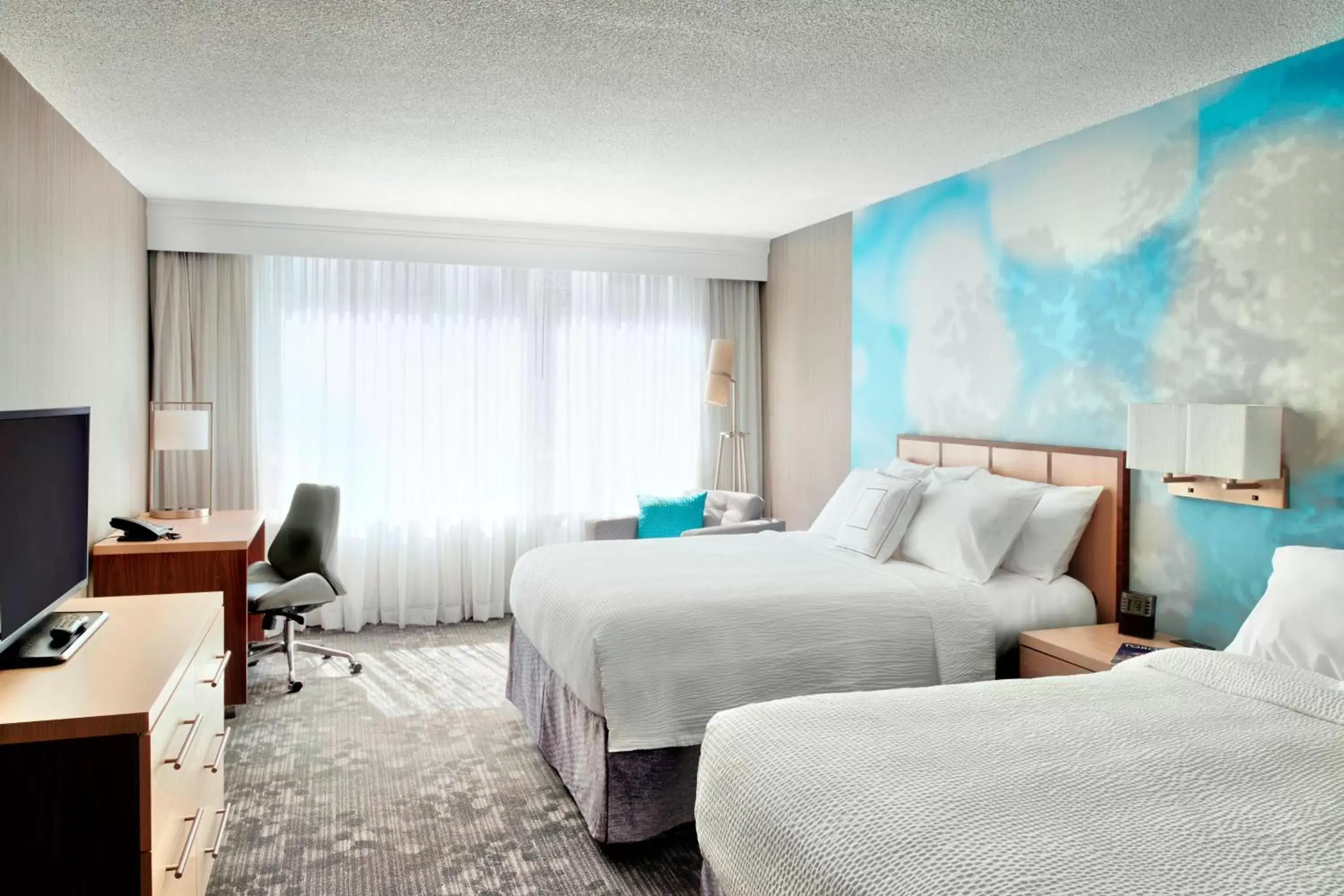 Queen Room with Two Queen Beds and City View in Courtyard by Marriott Toronto Downtown
