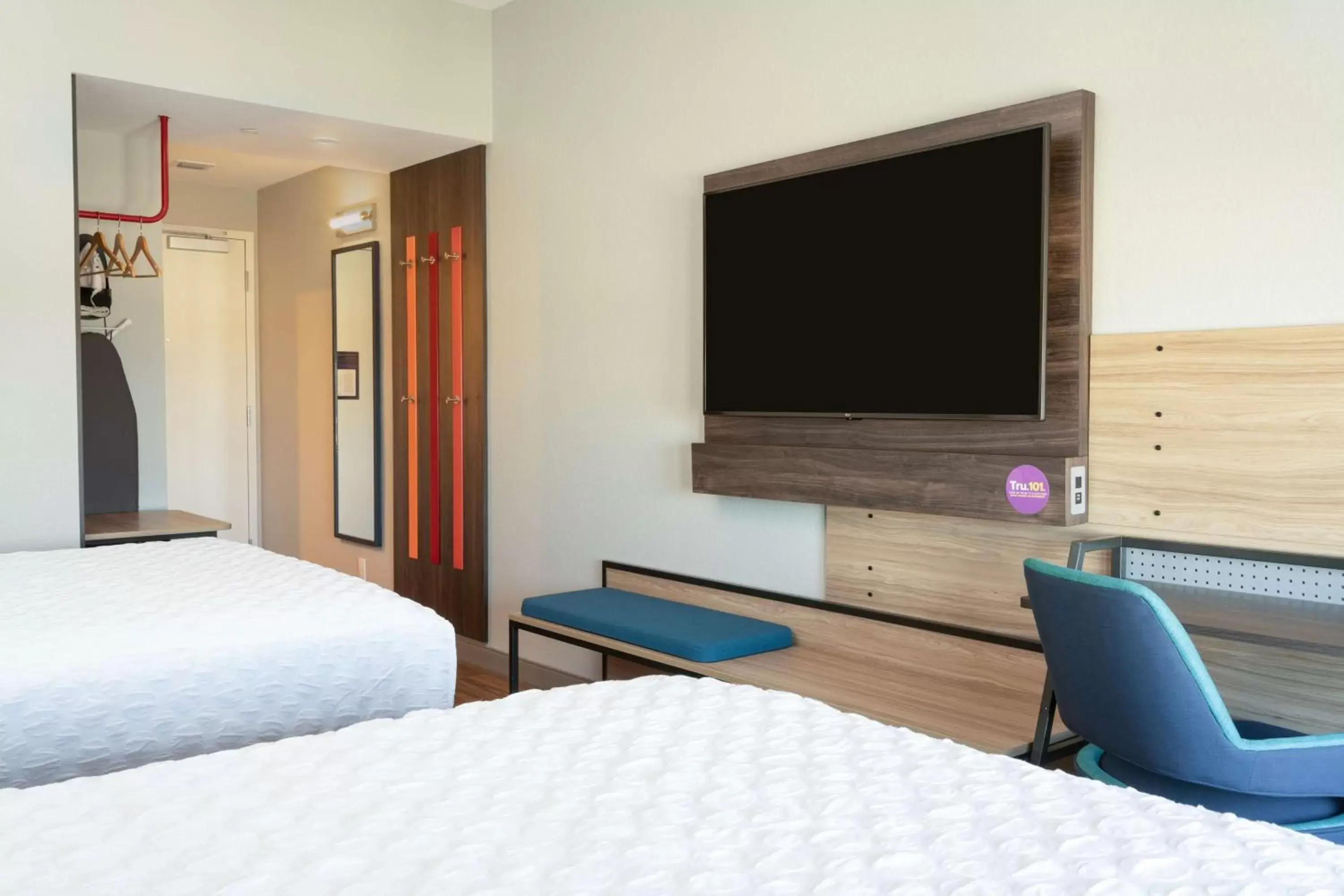 Bedroom, TV/Entertainment Center in Tru By Hilton Fort Lauderdale Downtown-Flagler Village