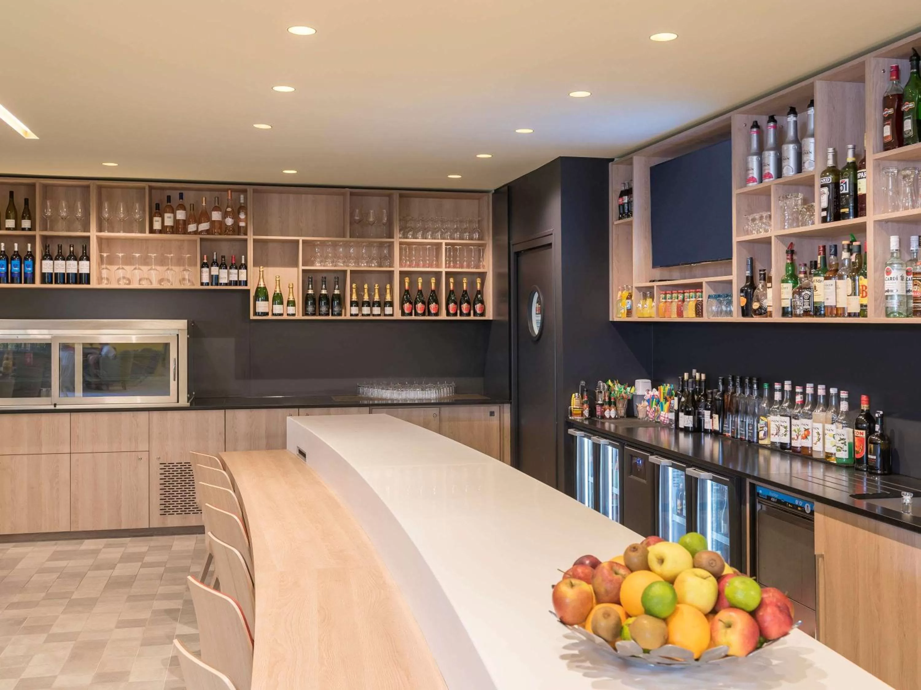 Lounge or bar in Novotel Paris Nord Expo Aulnay