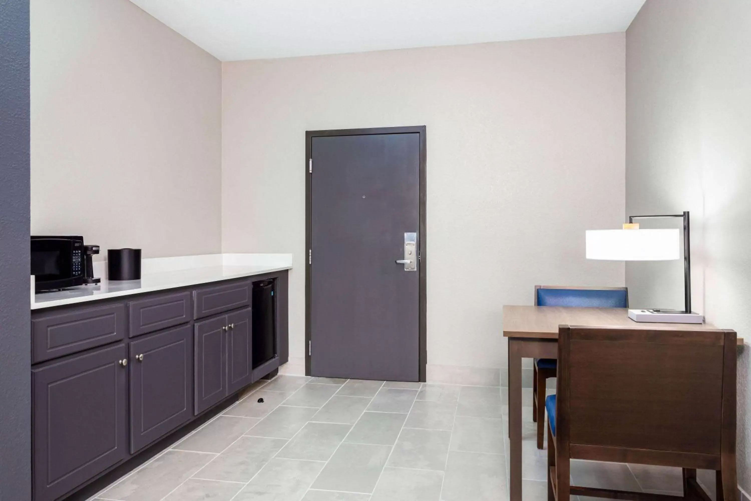 Bed, Kitchen/Kitchenette in La Quinta Inn & Suites by Wyndham Augusta Near Fort Gordon