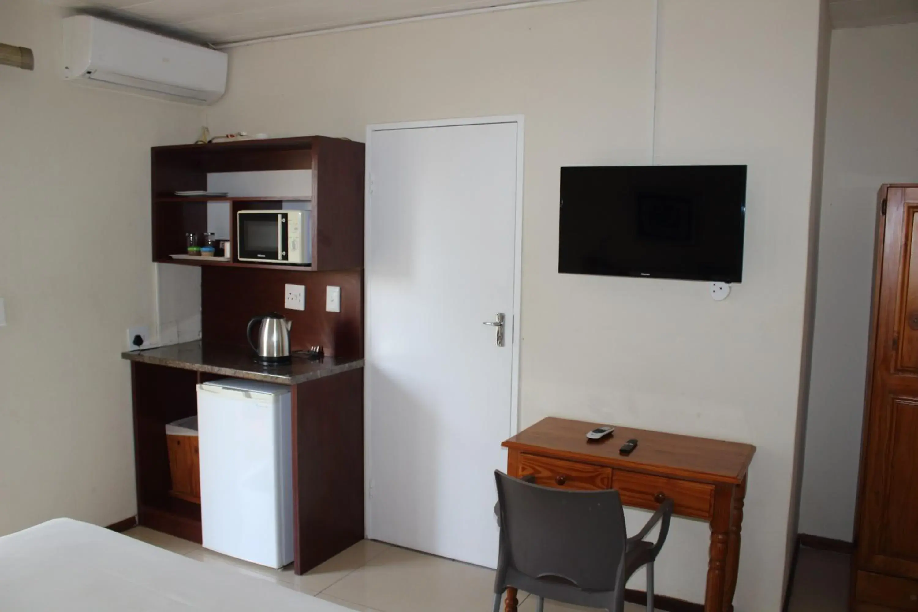 TV and multimedia, TV/Entertainment Center in Purple Olive Guest House