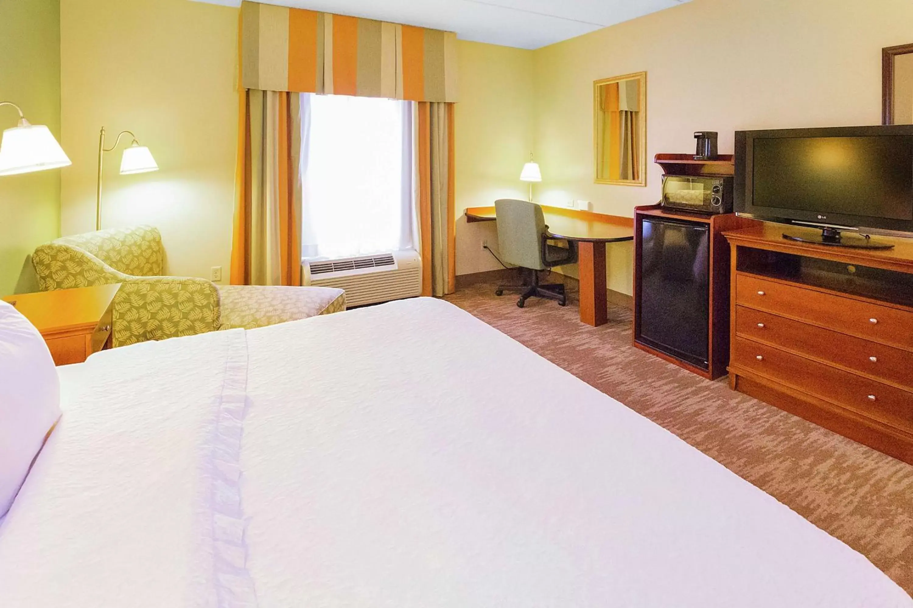 Bed, TV/Entertainment Center in Hampton Inn & Suites Blairsville