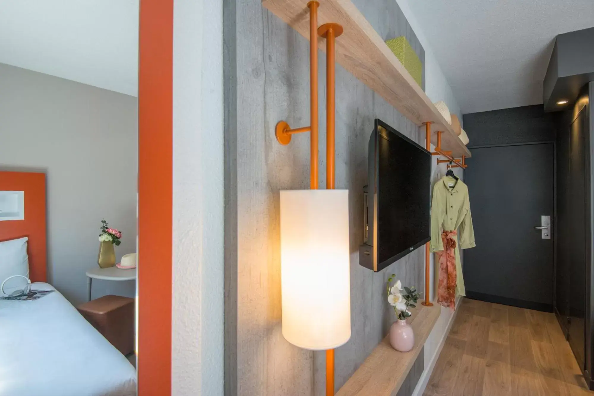 Bedroom, Bathroom in ibis budget Nice Californie Lenval