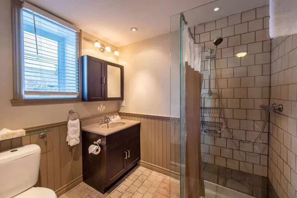 Shower, Bathroom in Hébergement Mont-Ste-Anne Condos